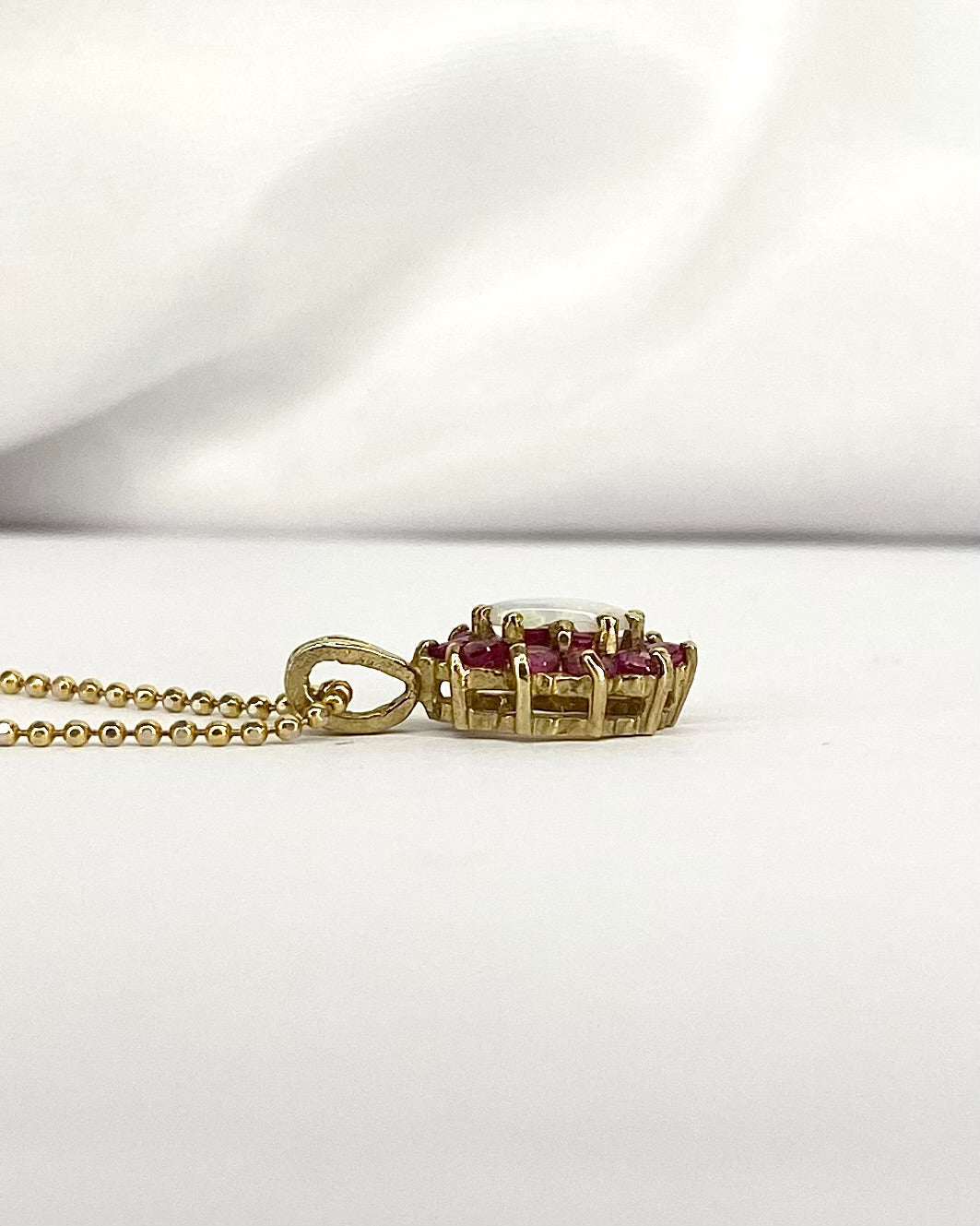 Pendentif Marguerite Opale & Rubis "Éléonore" - Elliade Paris