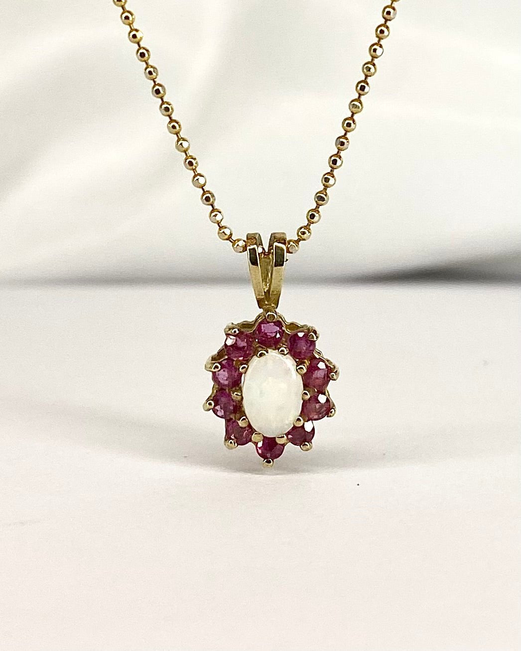 Pendentif Marguerite Opale & Rubis "Éléonore" - Elliade Paris