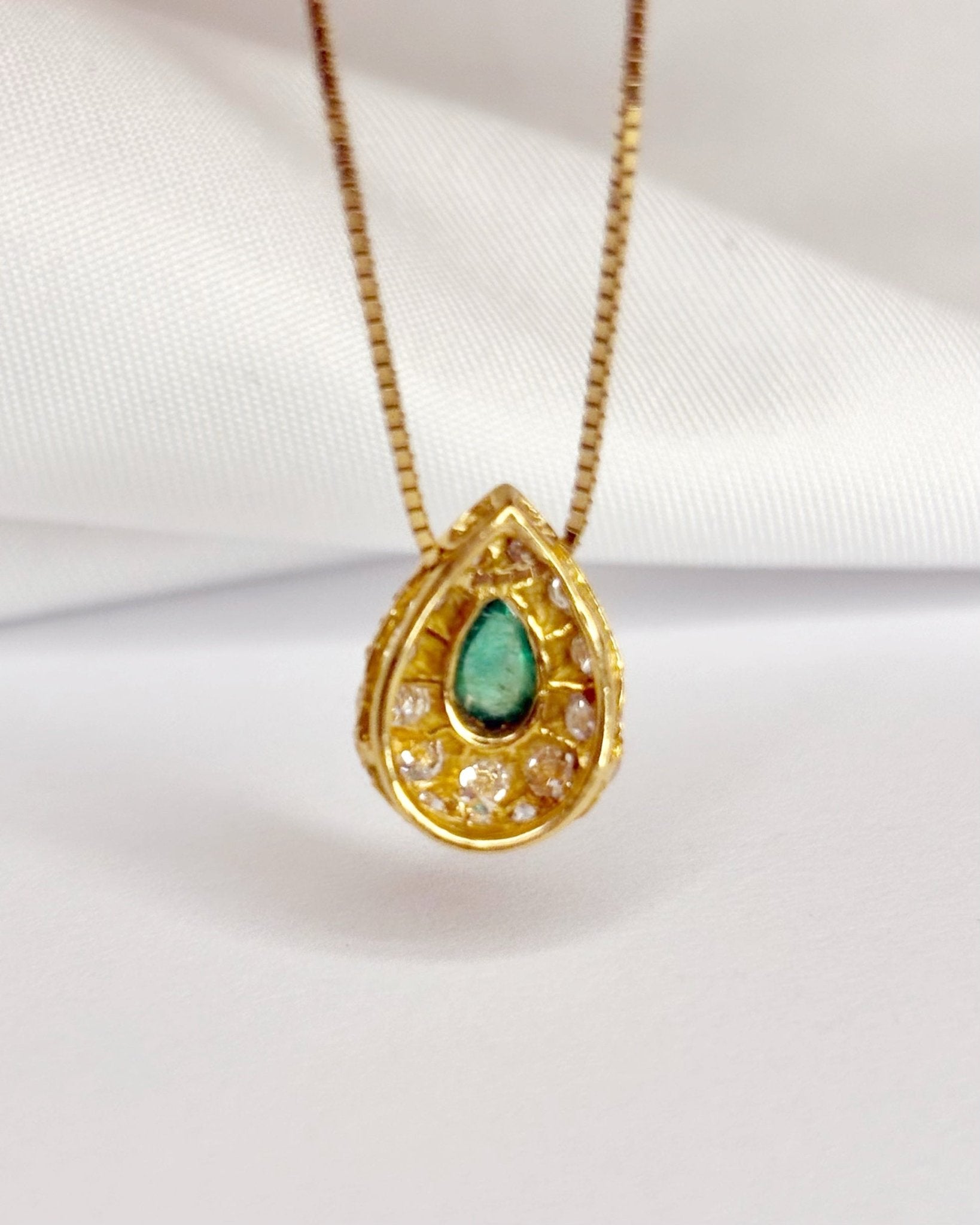 Pendentif Marguerite Poire Émeraude 0.80 carat & 21 Diamants "Sarah" - Elliade Paris
