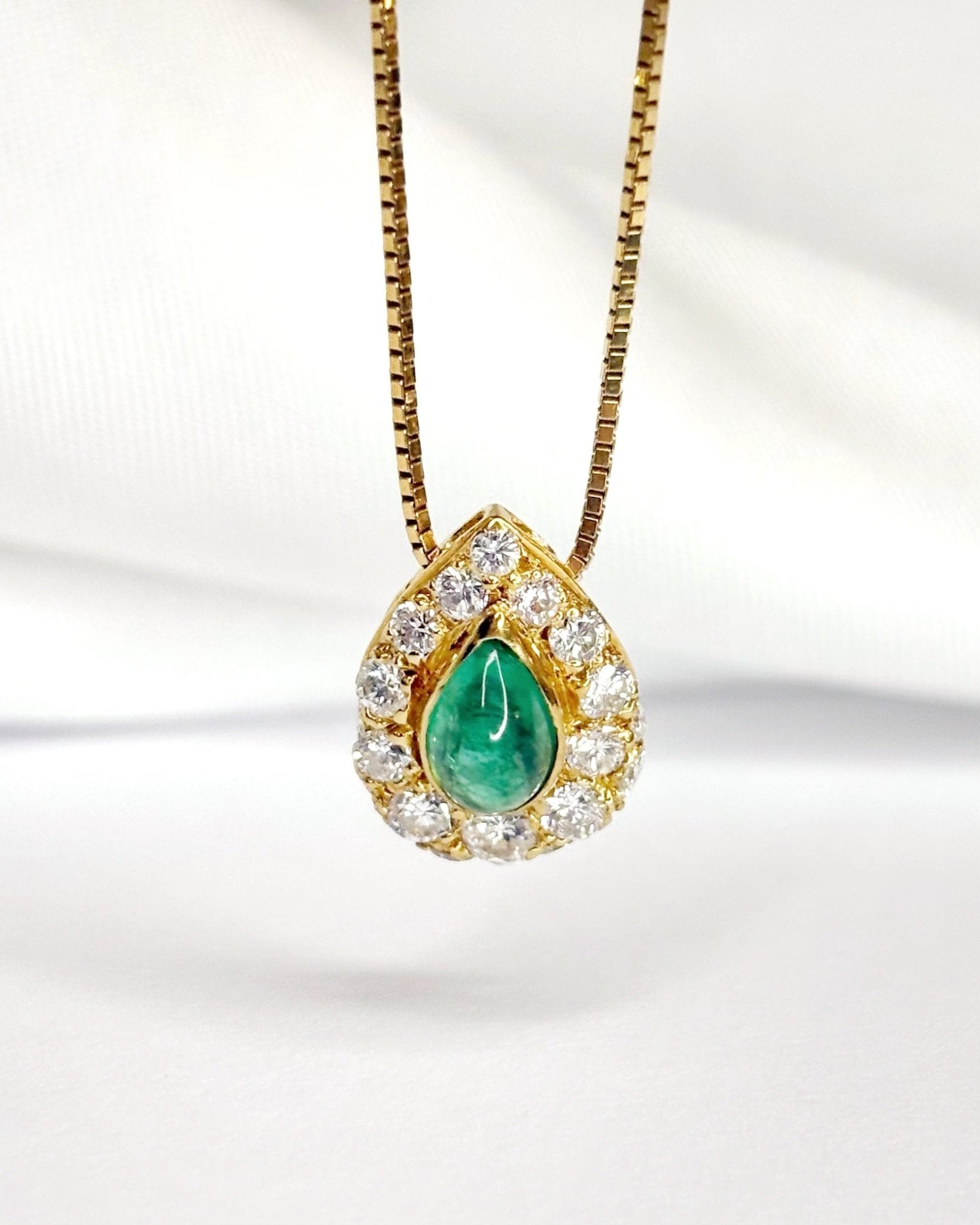 Pendentif Marguerite Poire Émeraude 0.80 carat & 21 Diamants "Sarah" - Elliade Paris