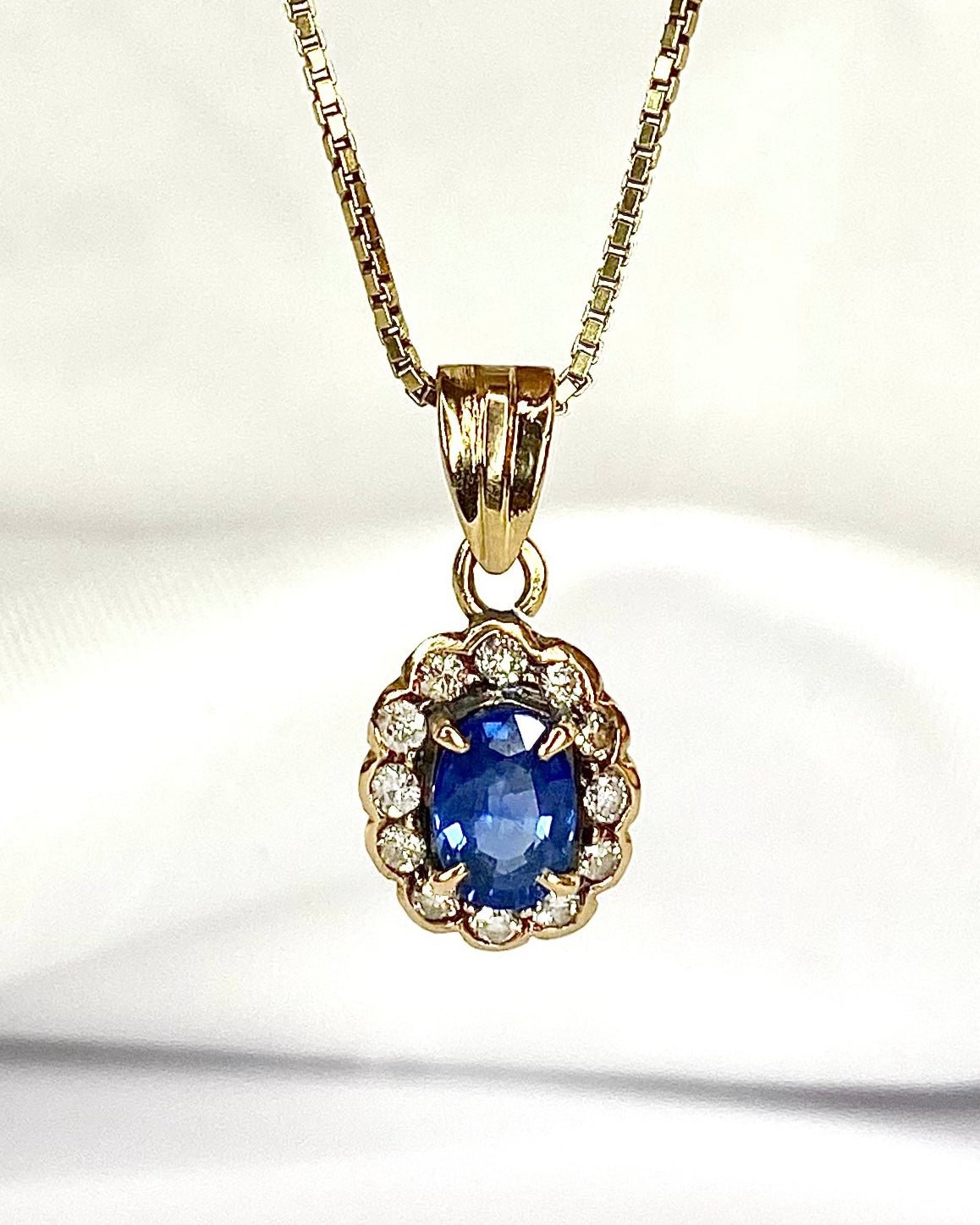 Pendentif Marguerite Saphir 0.56 carat & Diamants 0.24 carat "Taline" - Elliade Paris