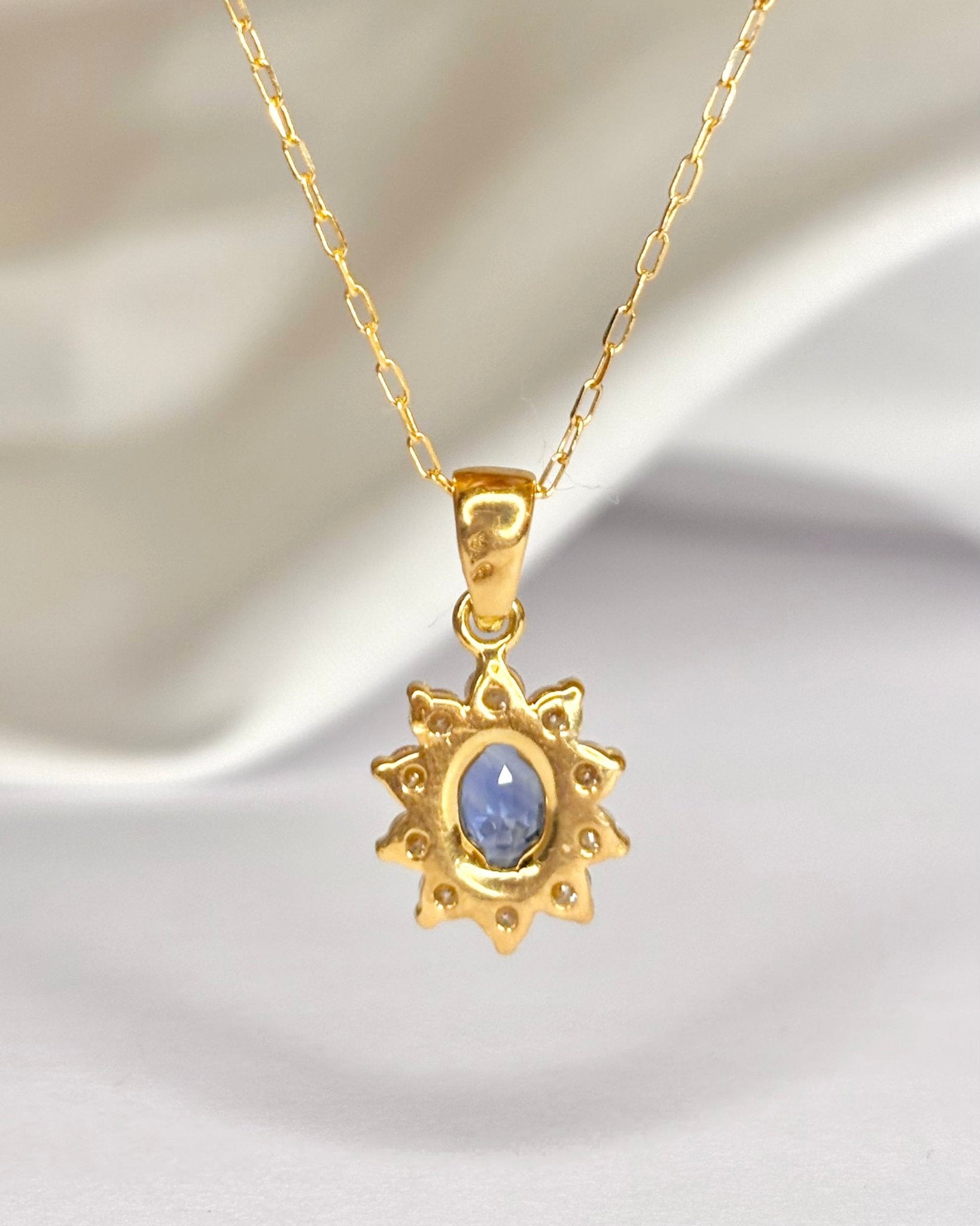 Pendentif Marguerite Saphir 0.78 carat & Diamants 0.45 carat "Séréna" - Elliade Paris