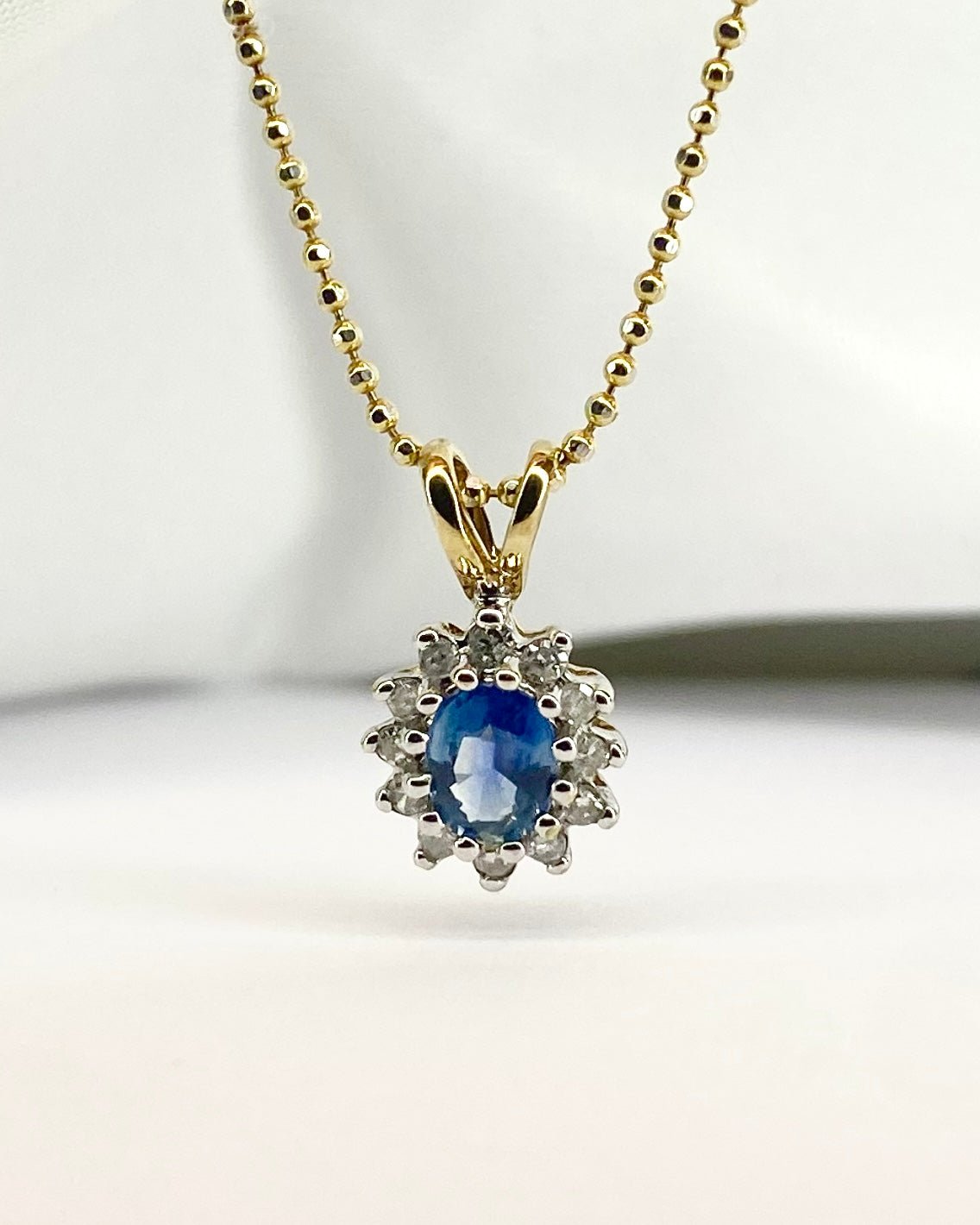 Pendentif Marguerite Saphir Bleu Pastel 0.45 carat & Diamants "Shania" - Elliade Paris