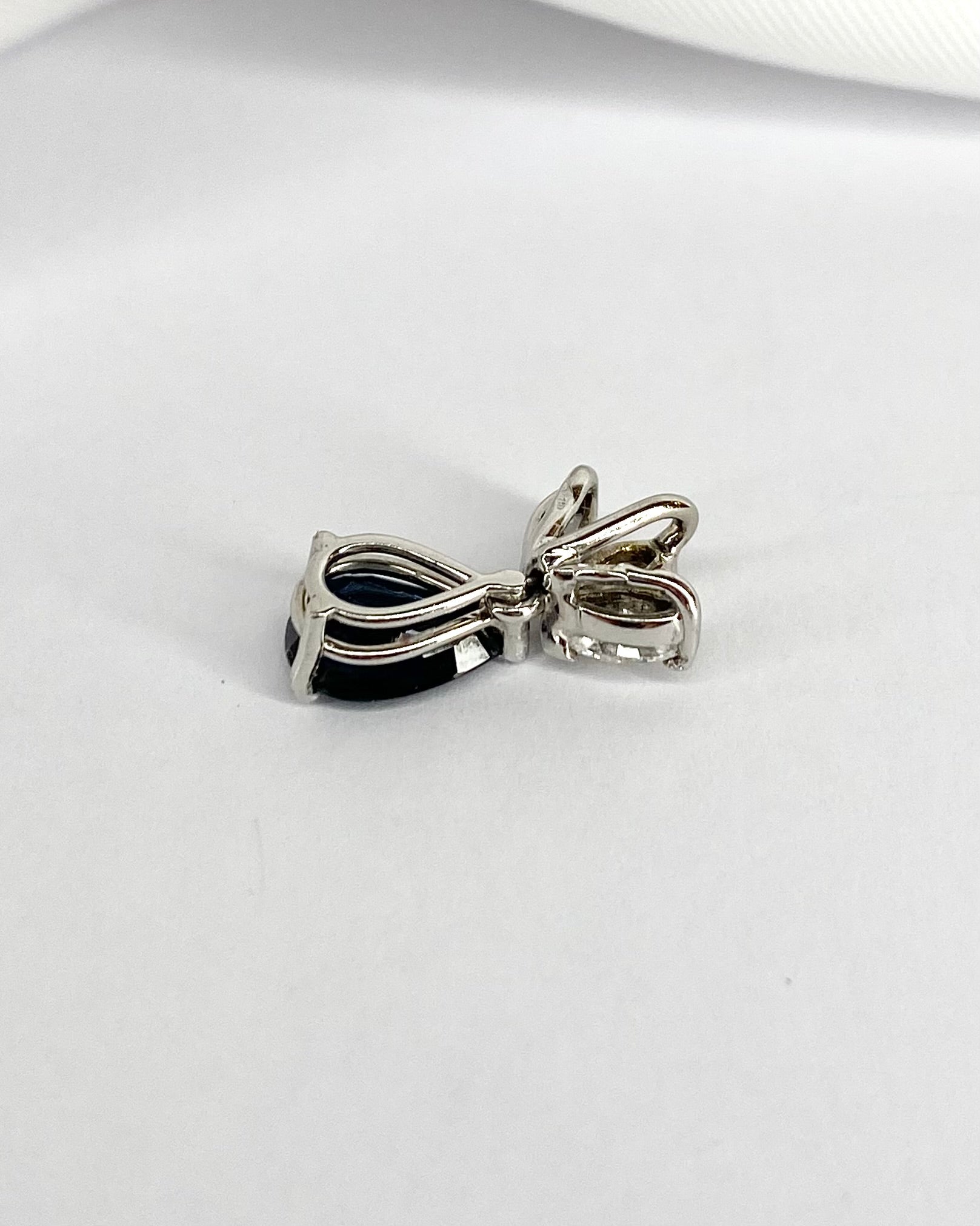 Pendentif Saphir 0.90 carat & Diamants marquise "Oriana" - Elliade Paris