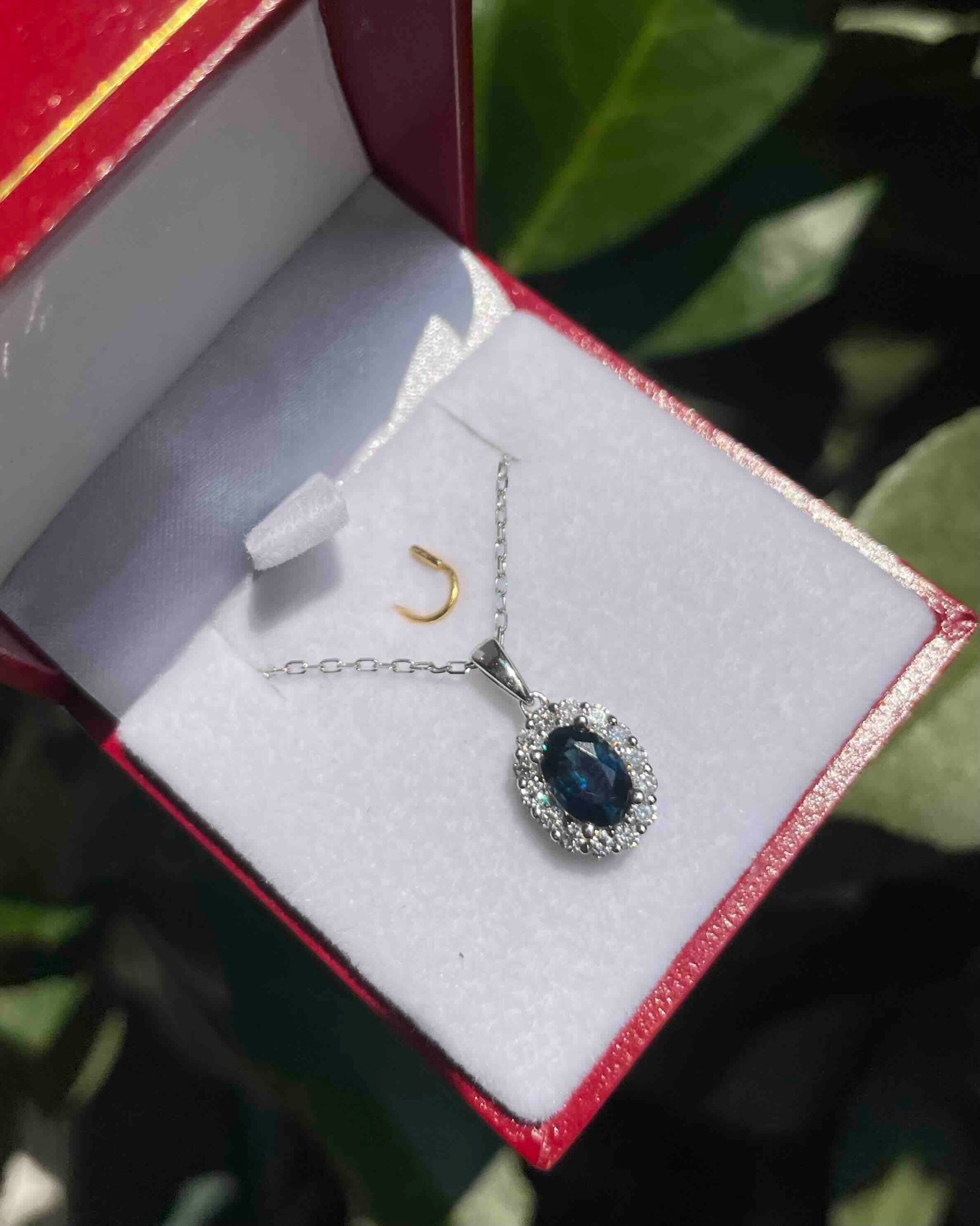 Colgante de margarita de zafiro y diamante de 1 quilate "Paola"