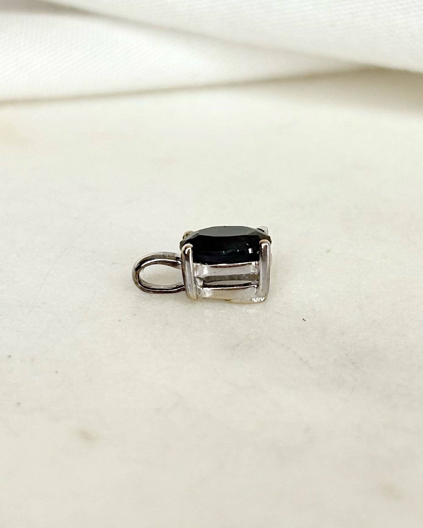 Pendentif Saphir Ovale 0.66 carat "Adrianne" - Elliade Paris