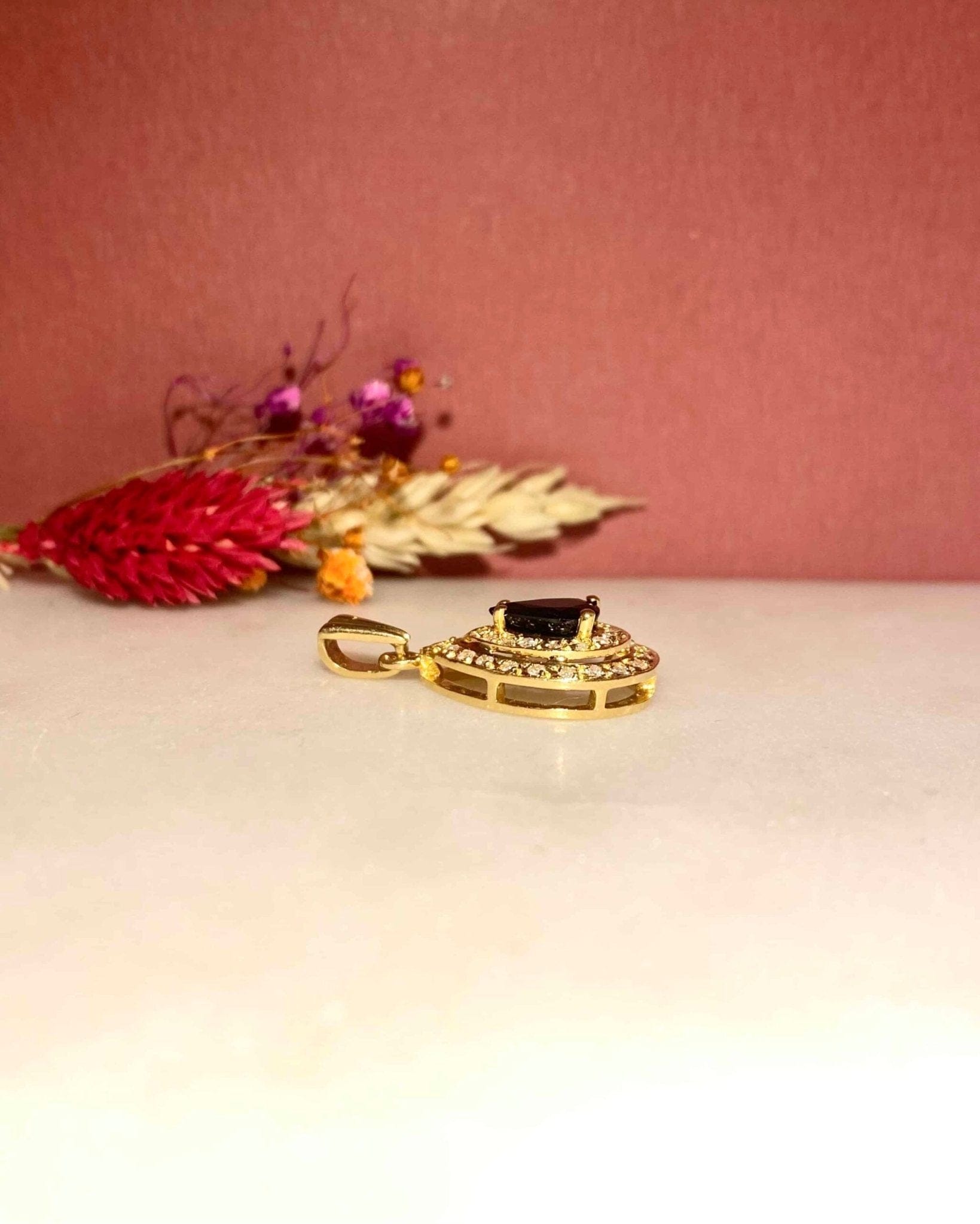 Pendentif Style Art - déco Saphir 1 carat & 35 Diamants "Grace" - Elliade Paris