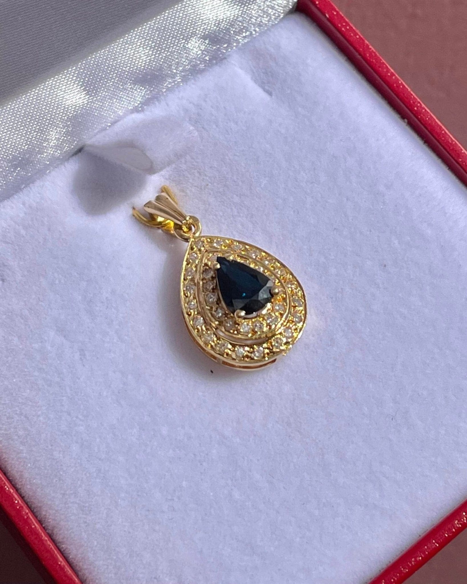 Pendentif Style Art - déco Saphir 1 carat & 35 Diamants "Grace" - Elliade Paris