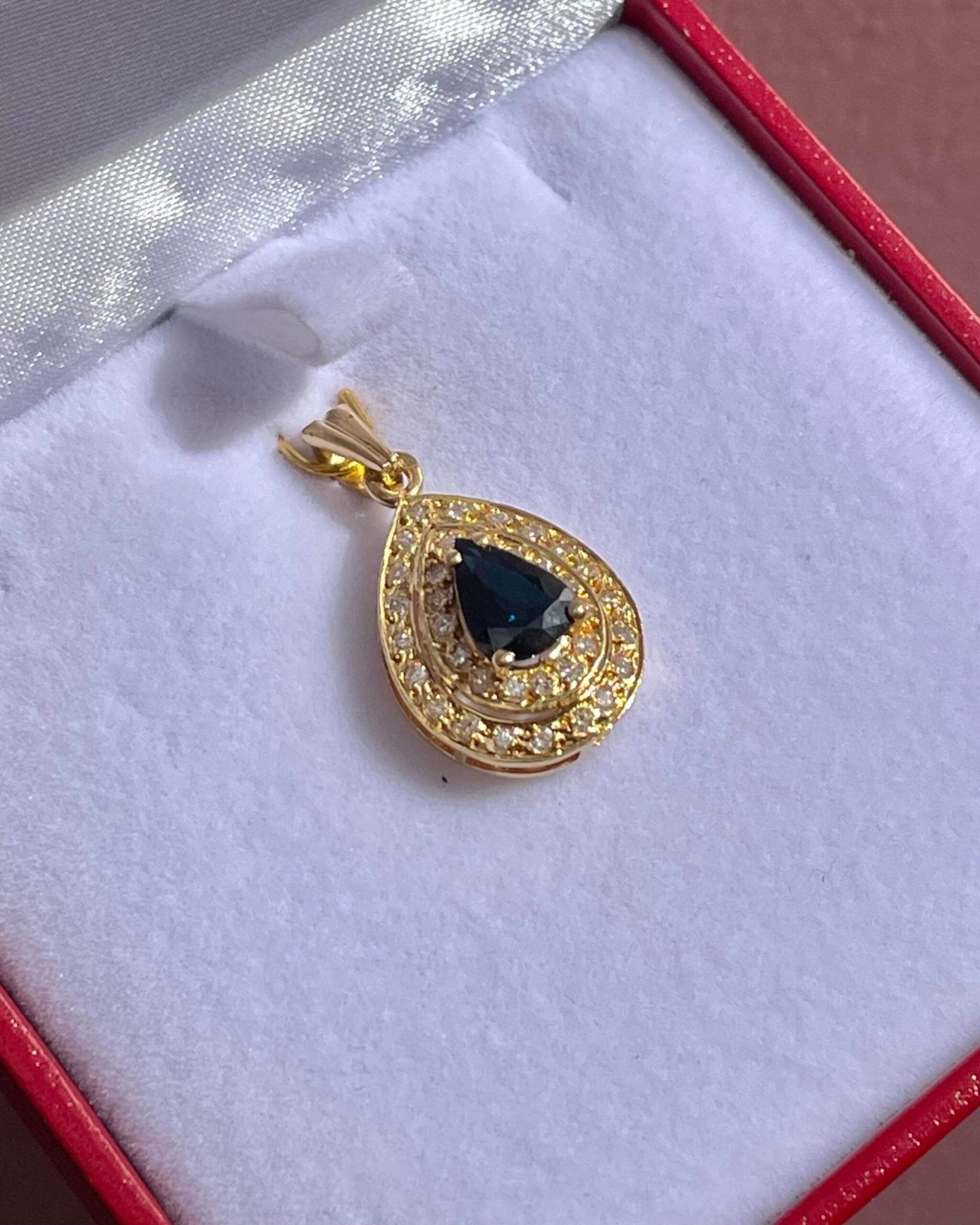 Pendentif Style Art - déco Saphir 1 carat & 35 Diamants "Grace" - Elliade Paris