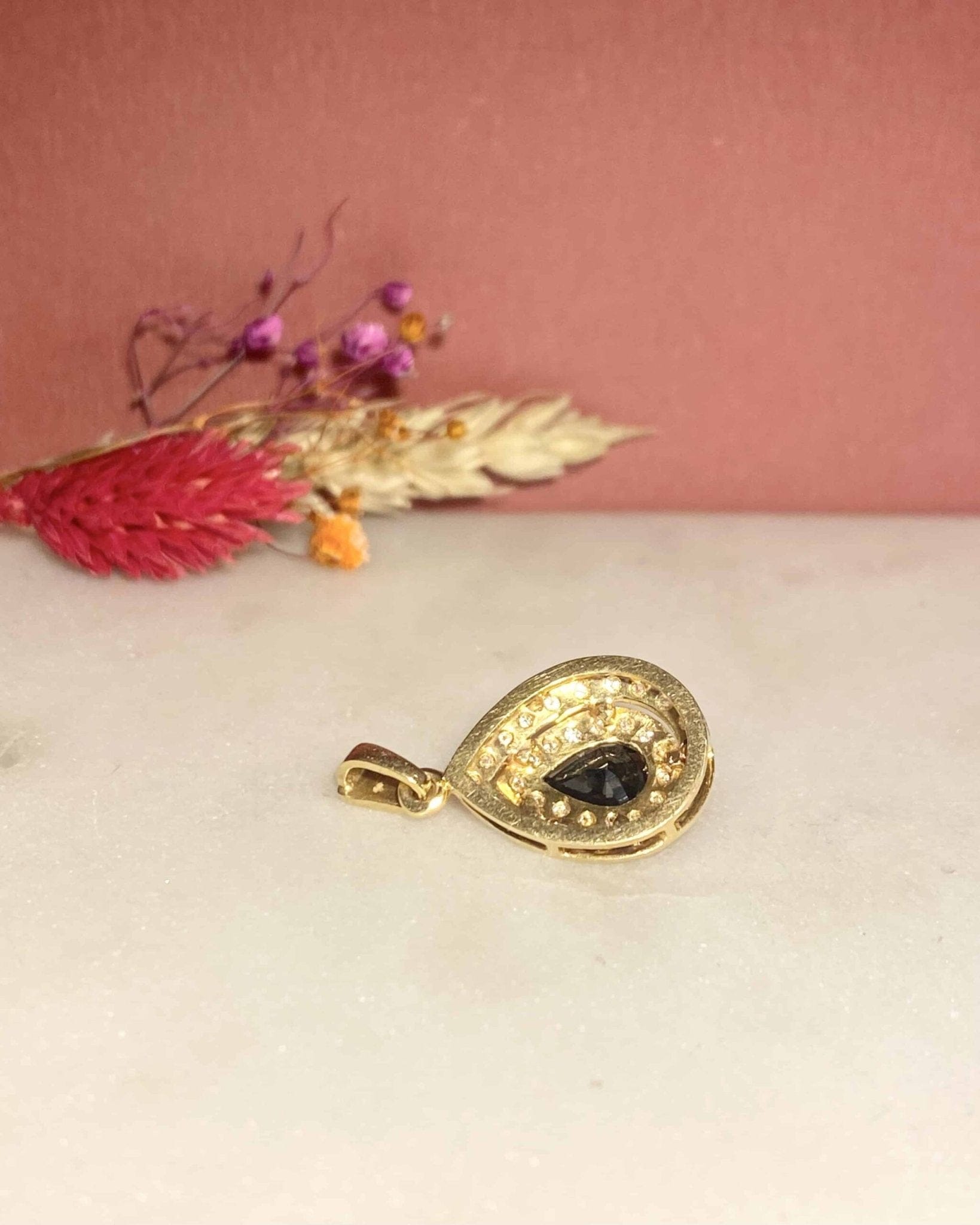 Pendentif Style Art - déco Saphir 1 carat & 35 Diamants "Grace" - Elliade Paris