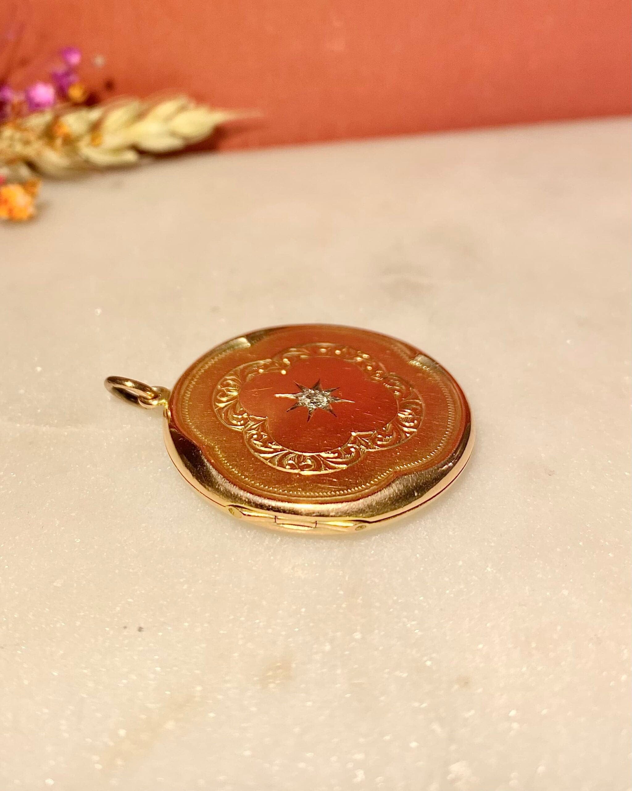 Colgante con medallón de apertura de oro y diamantes "Yasmina"