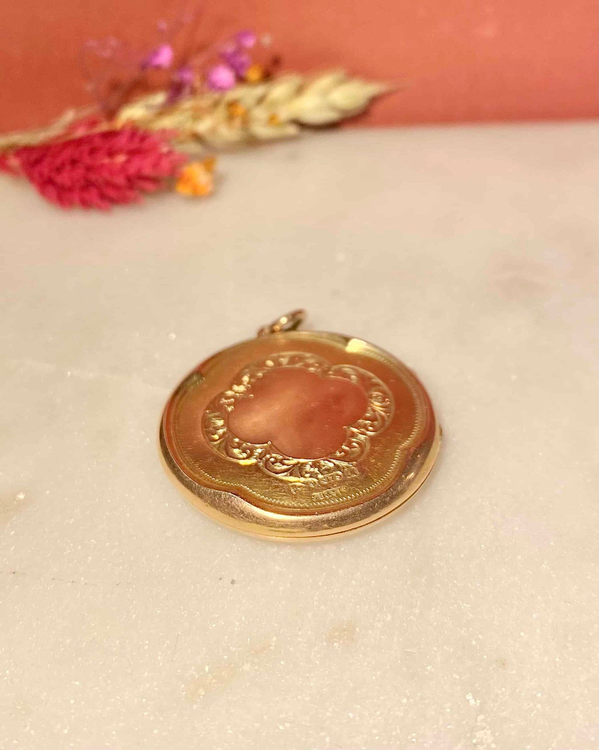 Colgante con medallón de apertura de oro y diamantes "Yasmina"