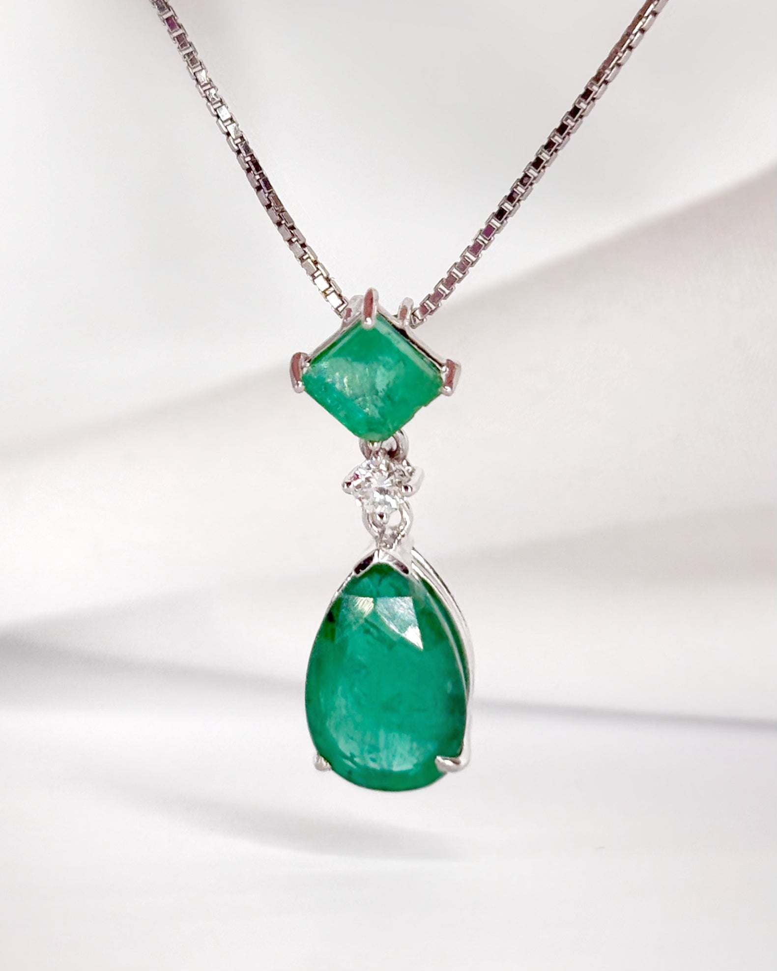 3-Carat Emerald & Diamond Pendant "Joélia"