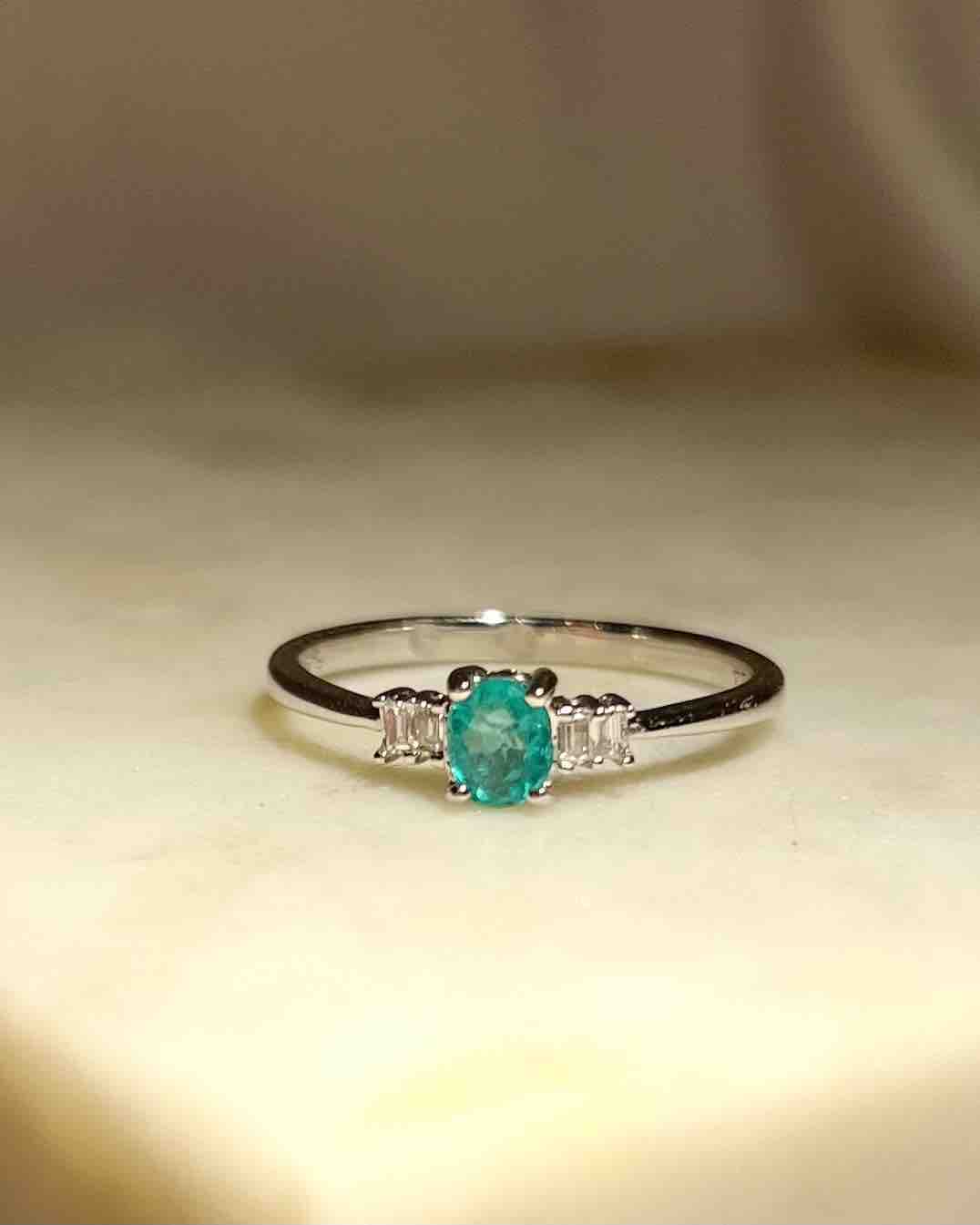 Anillo "Leïla" de trilogía de esmeraldas y diamantes