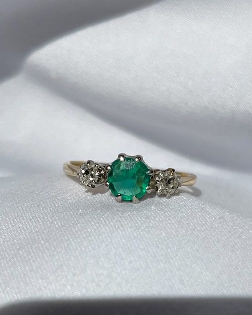 Anillo de trilogía de esmeraldas y diamantes "Ava"
