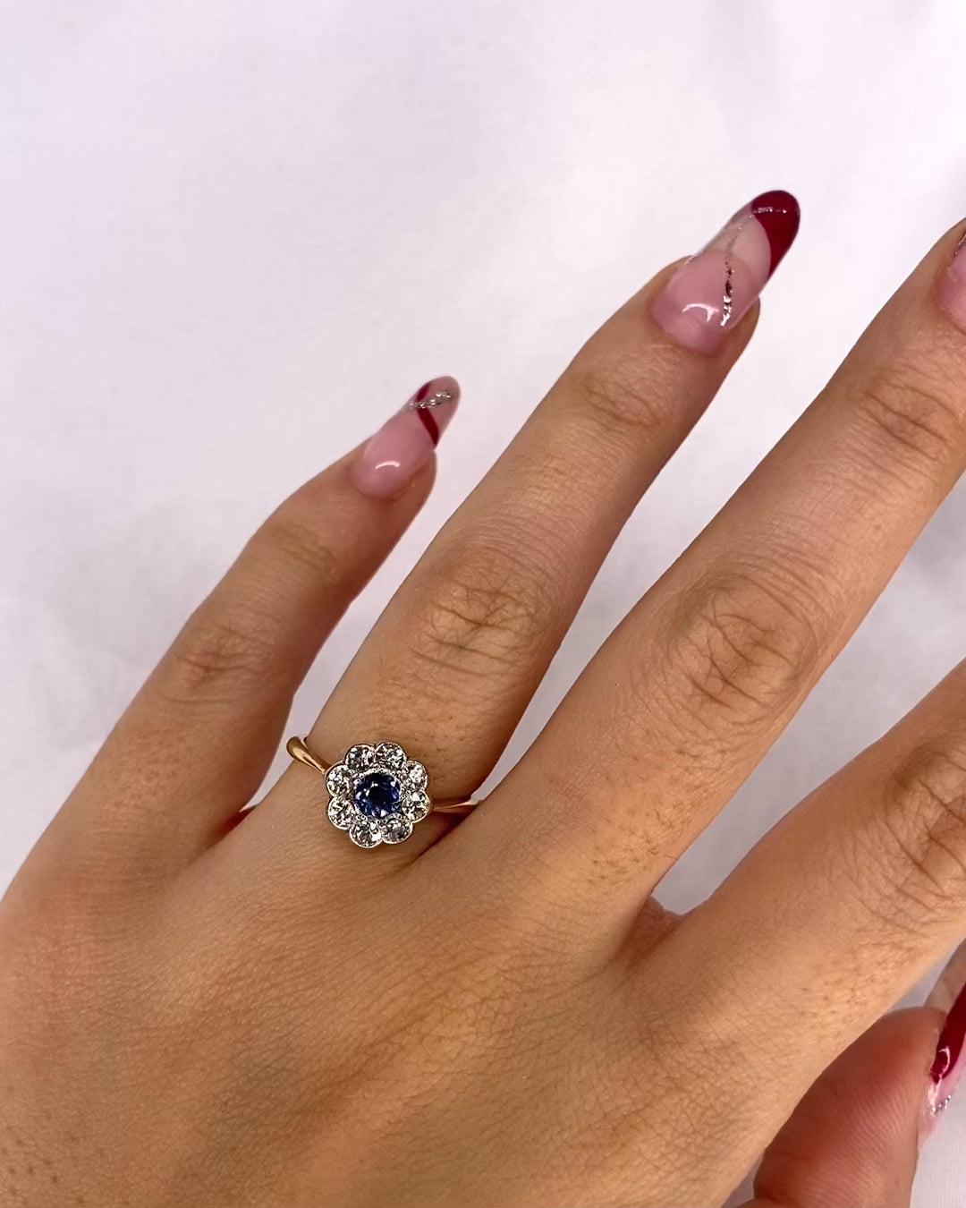 Bague Marguerite Saphir Bleu Ciel & 7 Diamants "Emeline"