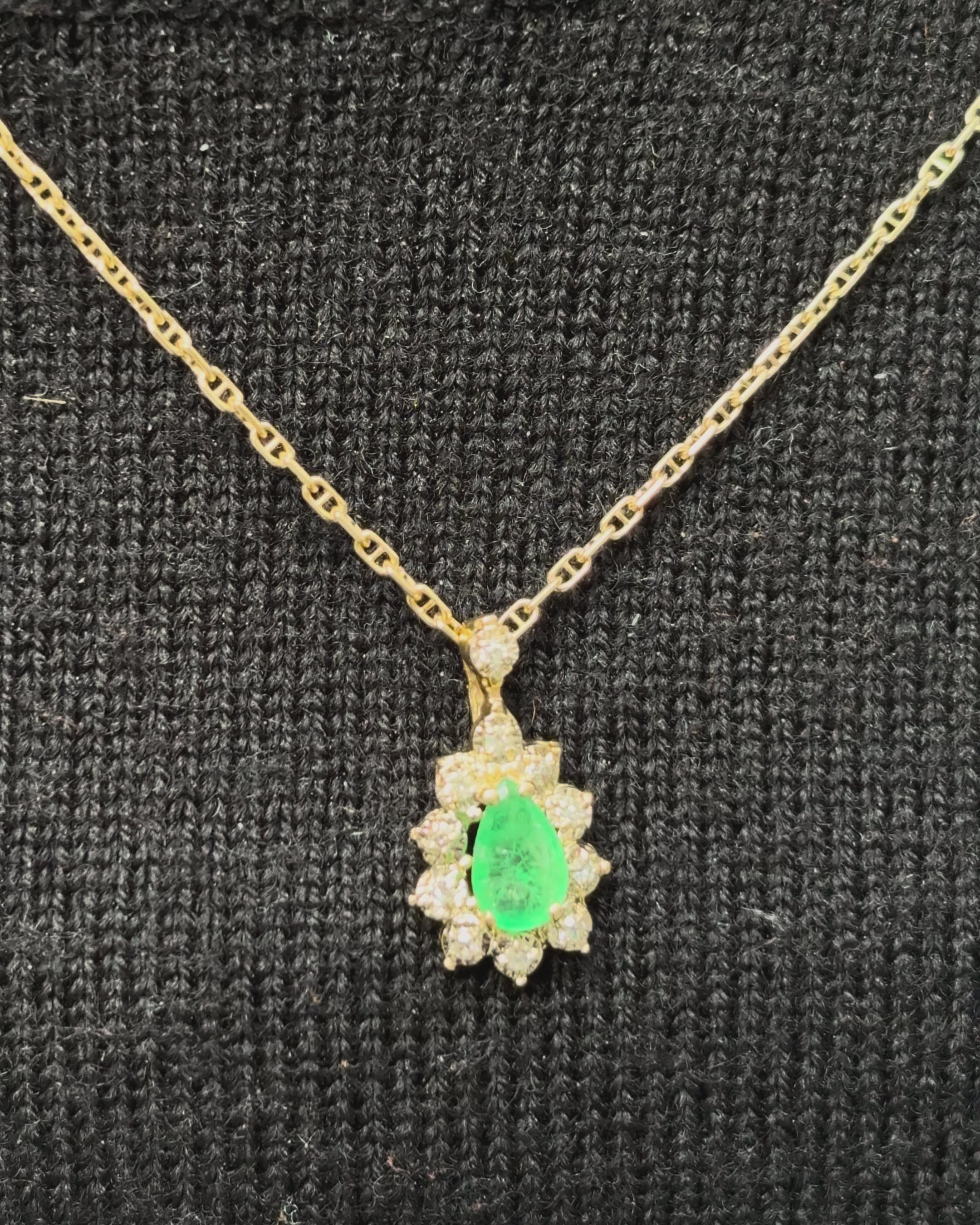 Pendentif Marguerite Émeraude 0.50 carat & 11 Diamants "Leya"
