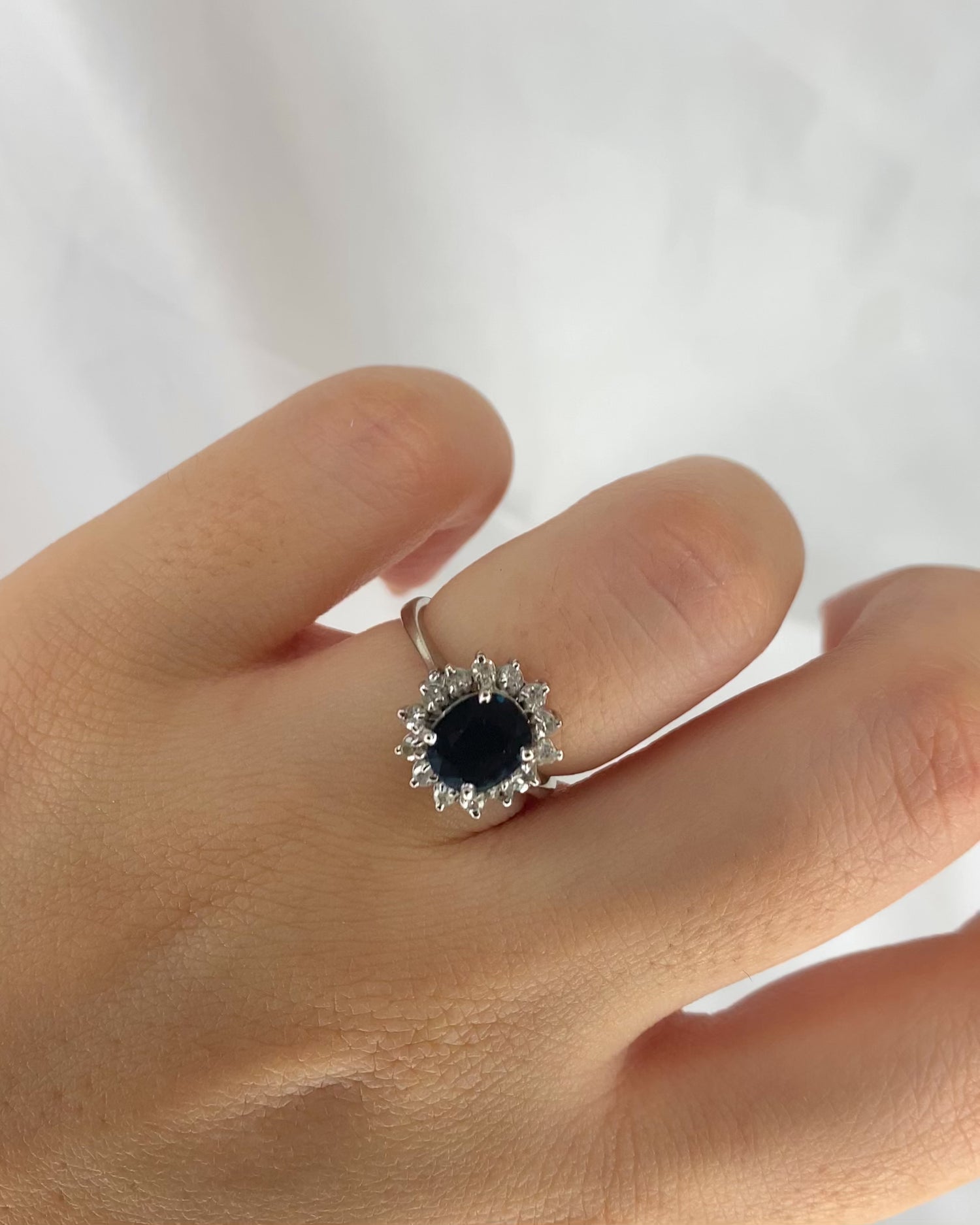 Bague Marguerite Saphir 1.20 carat & 14 Diamants "Gina"