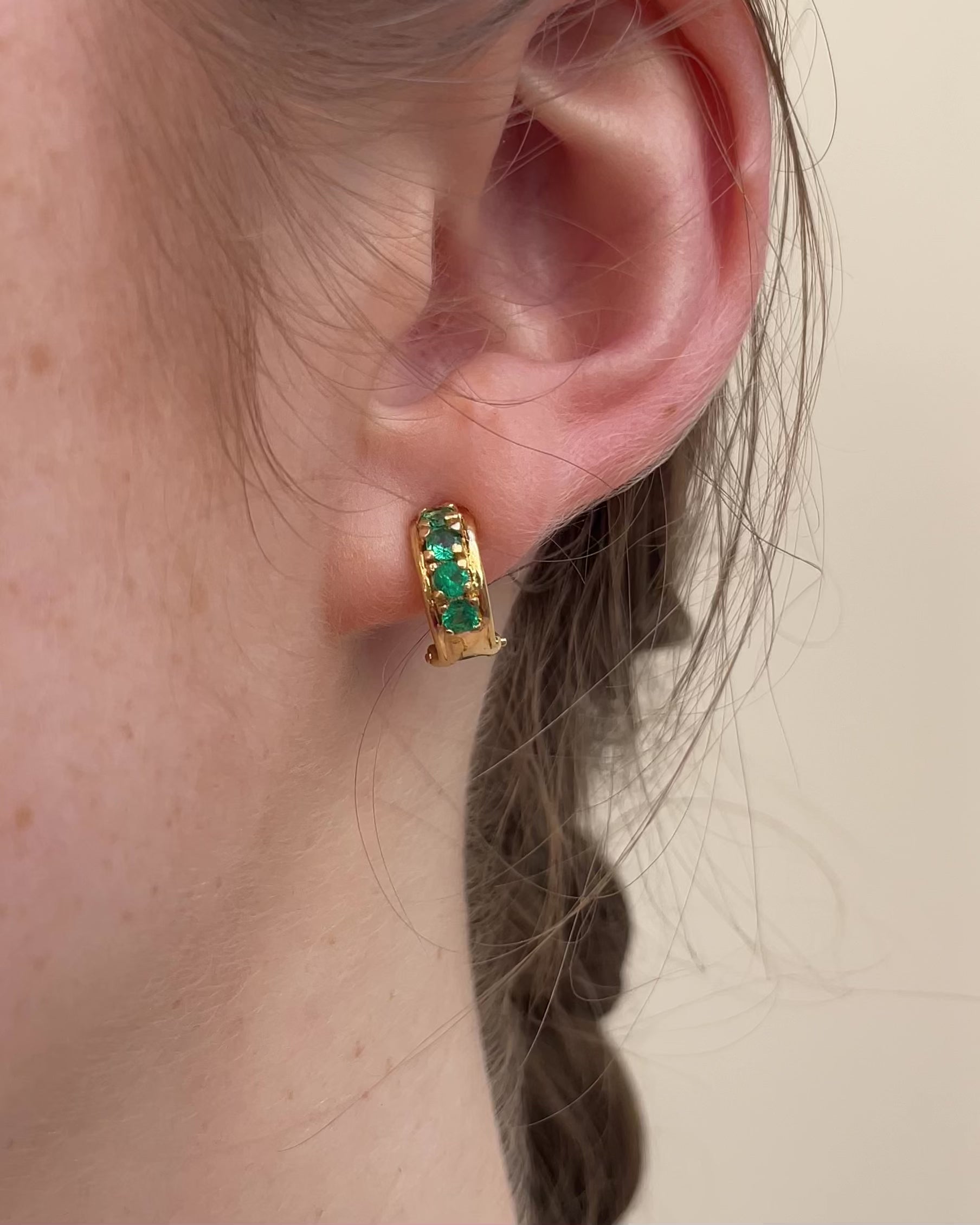 Boucles Demi-Créoles Émeraudes 0.67 carat "Loeva"