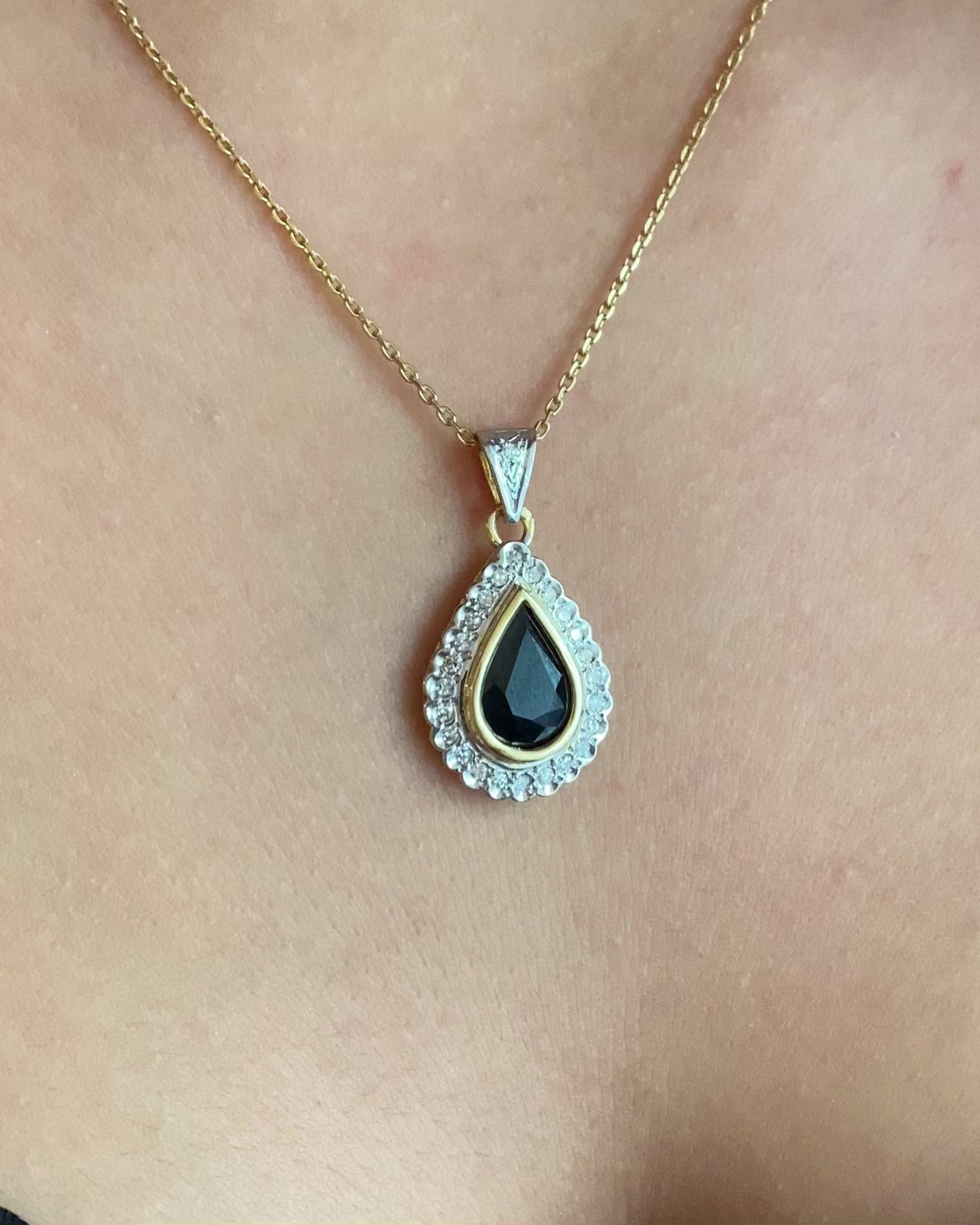 Pendentif Style Art-déco Saphir 3.20 cts & 25 Diamants "Giana"