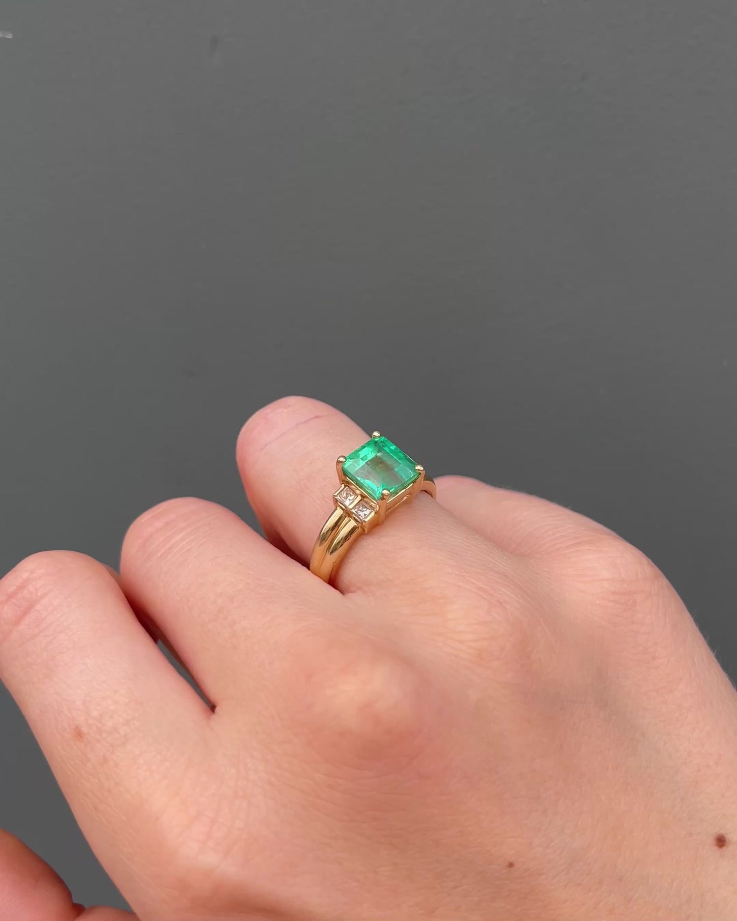 Bague Trilogie Émeraude 2.80 carats & Diamants "Lola"