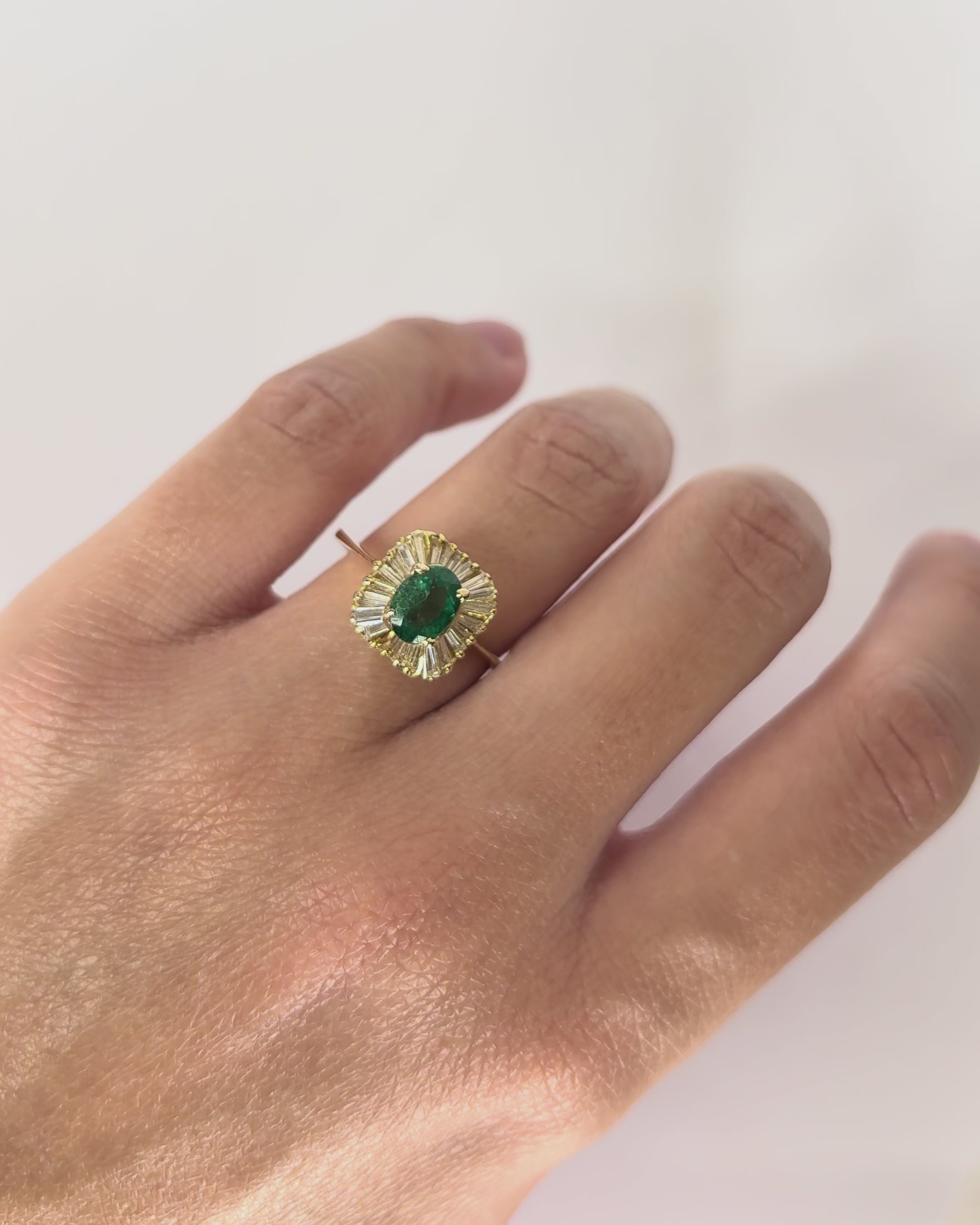 Bague Marguerite Émeraude 0.95 ct & 22 Diamants "Albane"