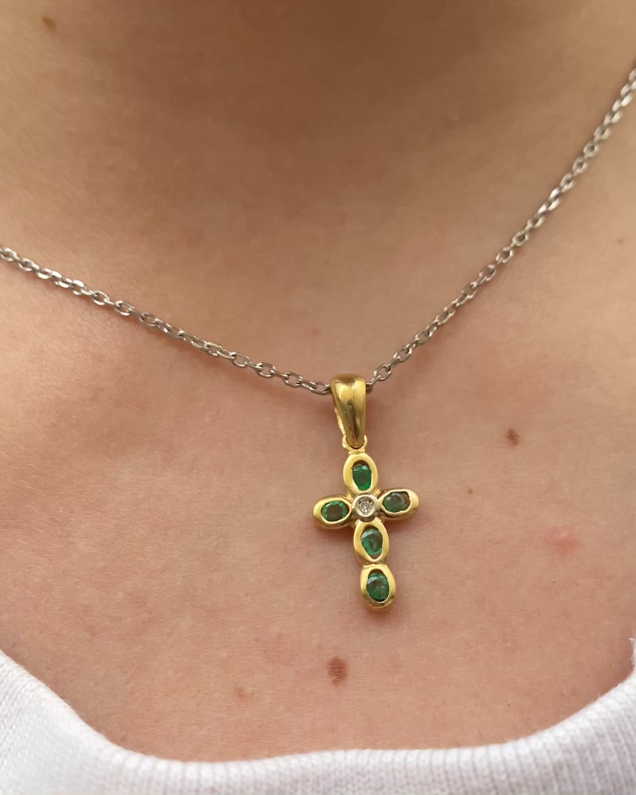 Pendentif Croix Diamant & Émeraudes "Chloe"