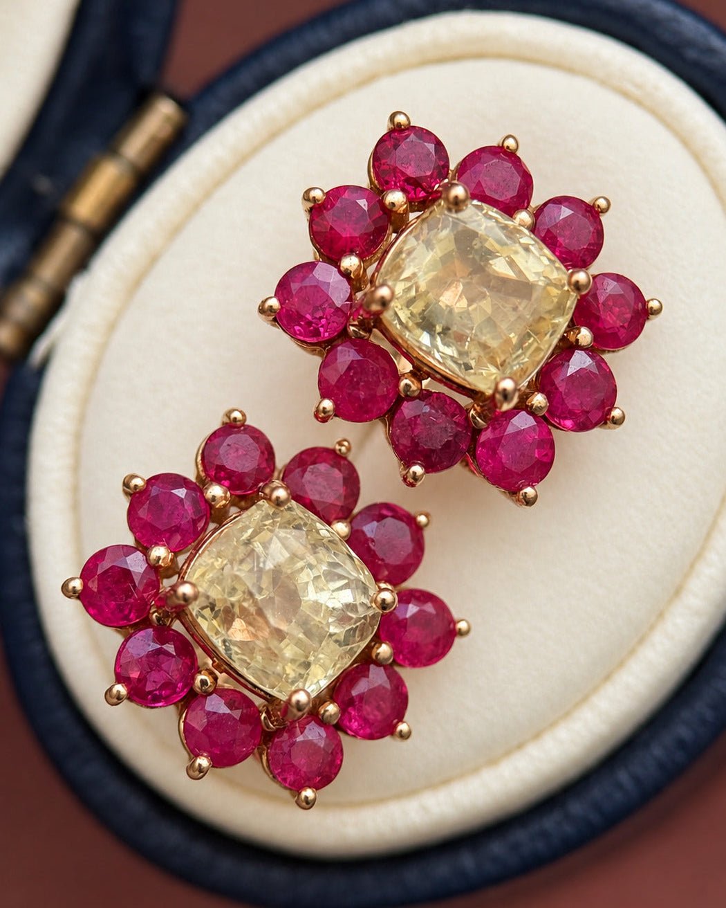 Puces Marguerite Saphirs Jaunes 2.52 carats & Rubis Mozambicains 1.90 carat "Mélina" - Elliade Paris