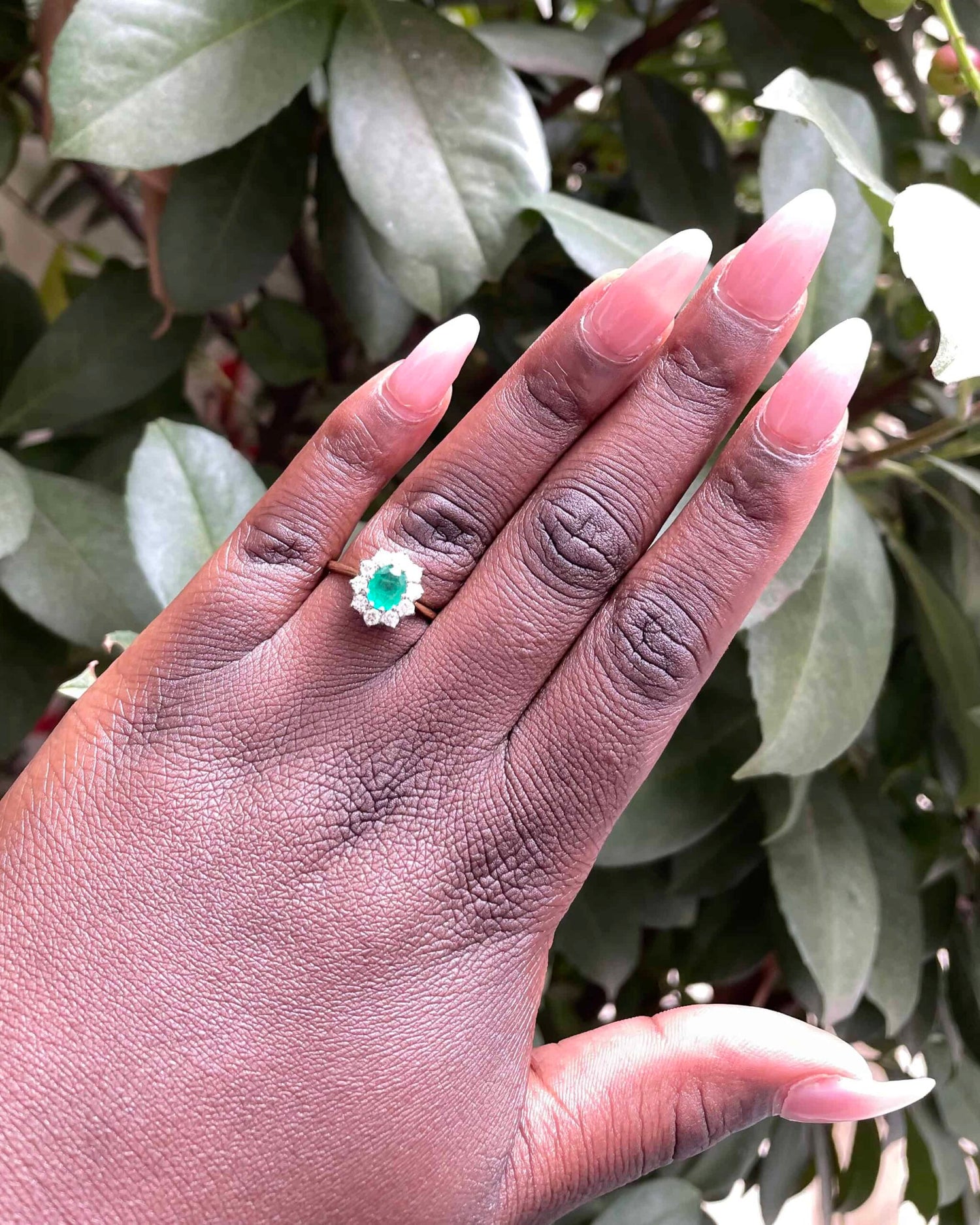 Anillo "Kelya" con esmeralda y margarita de 10 diamantes