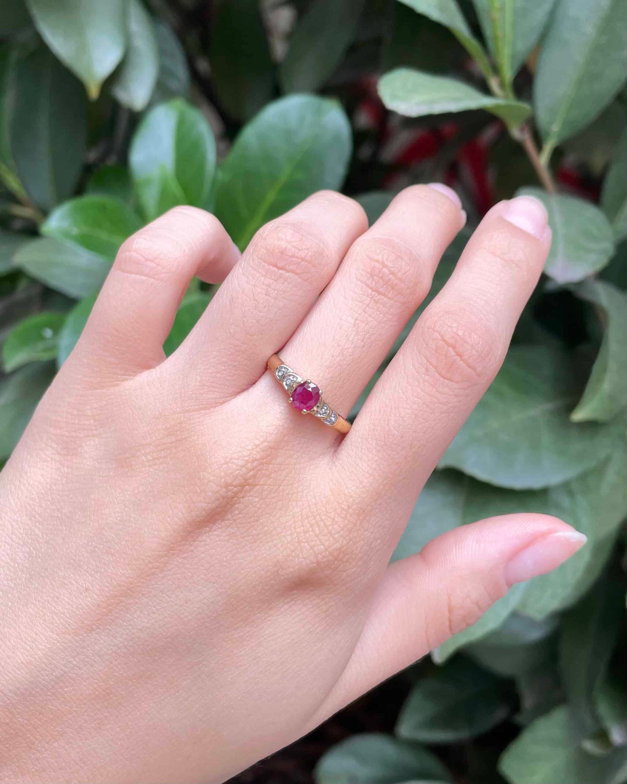 Anillo brazalete de rubí y diamantes "Sissy"