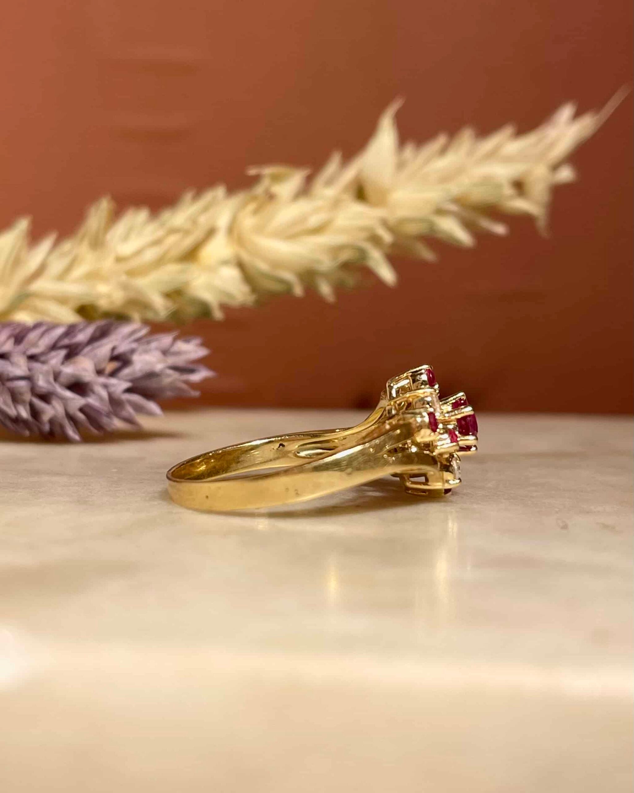 Anillo de margaritas con rubí y diamantes "Anaelle"