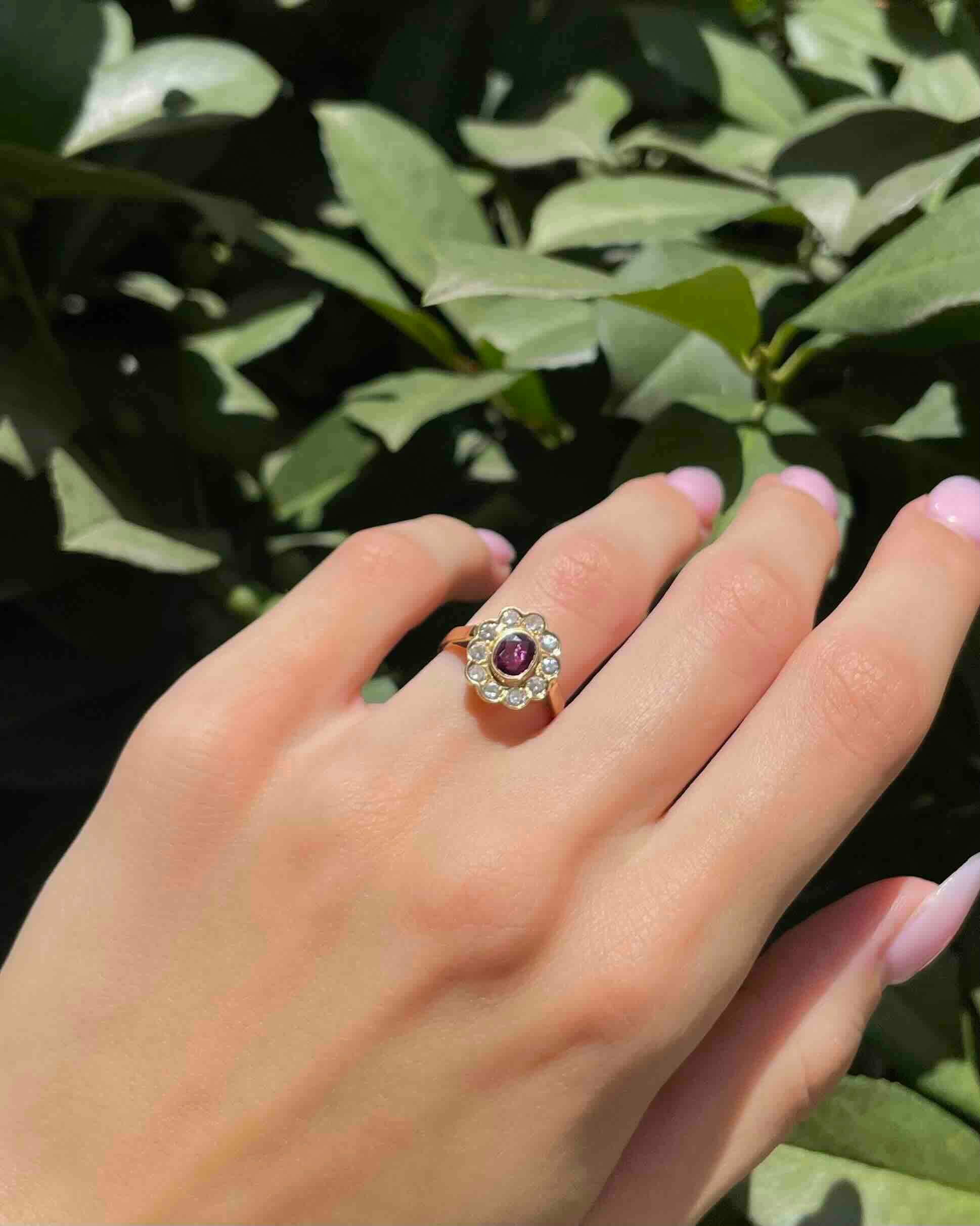 Anillo "Armelle" con rubí de 0,70 quilates y margarita de 10 diamantes