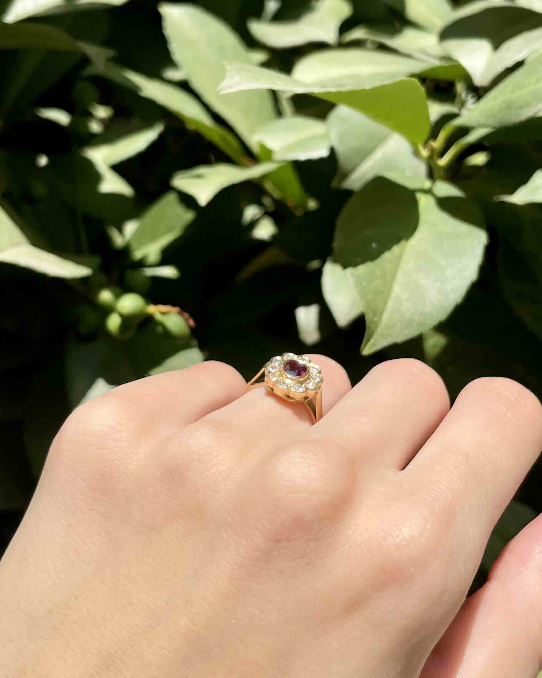Anillo "Armelle" con rubí de 0,70 quilates y margarita de 10 diamantes