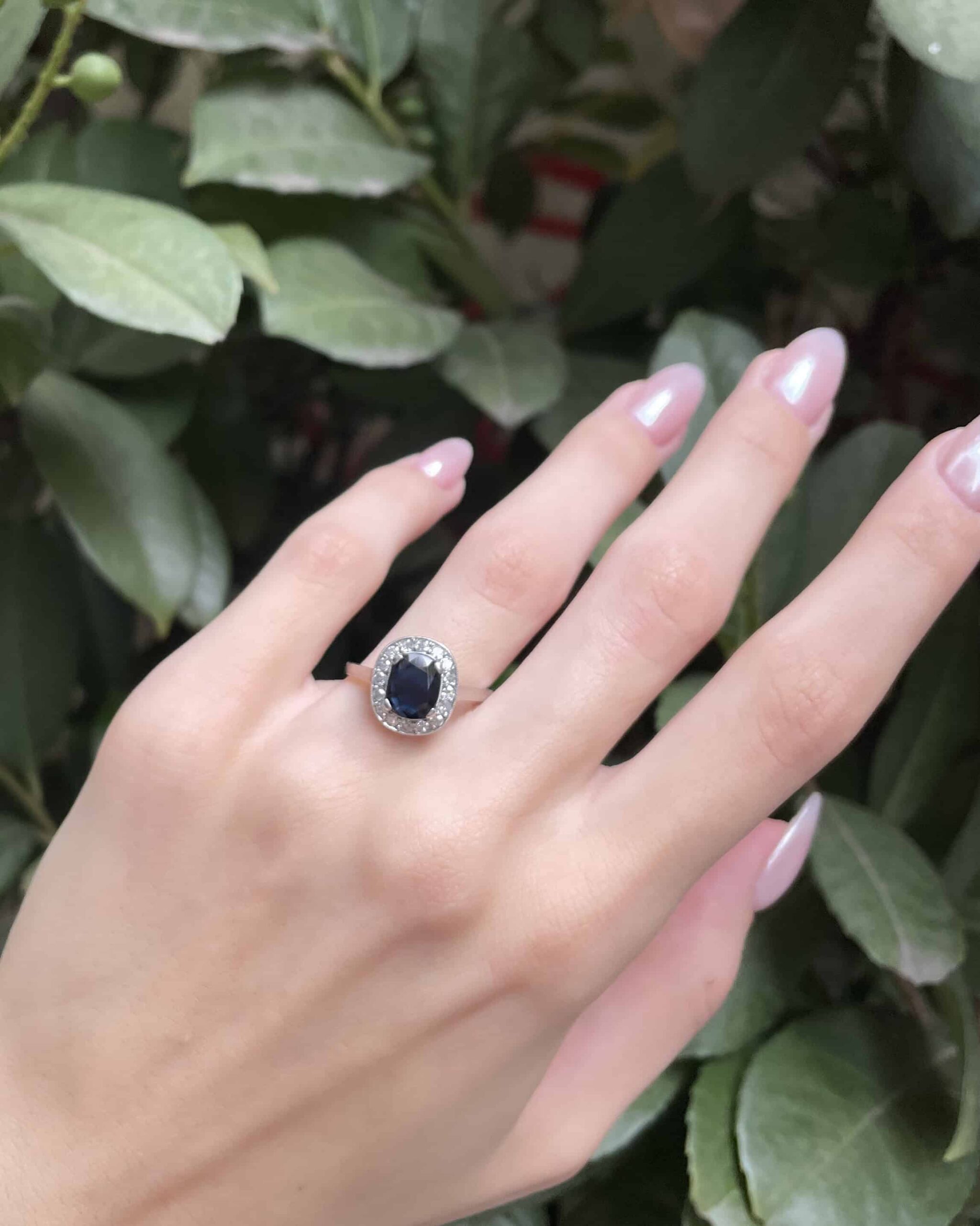 Bague Art-déco Marguerite Saphir 1.50 carat & Diamants "Victoria"