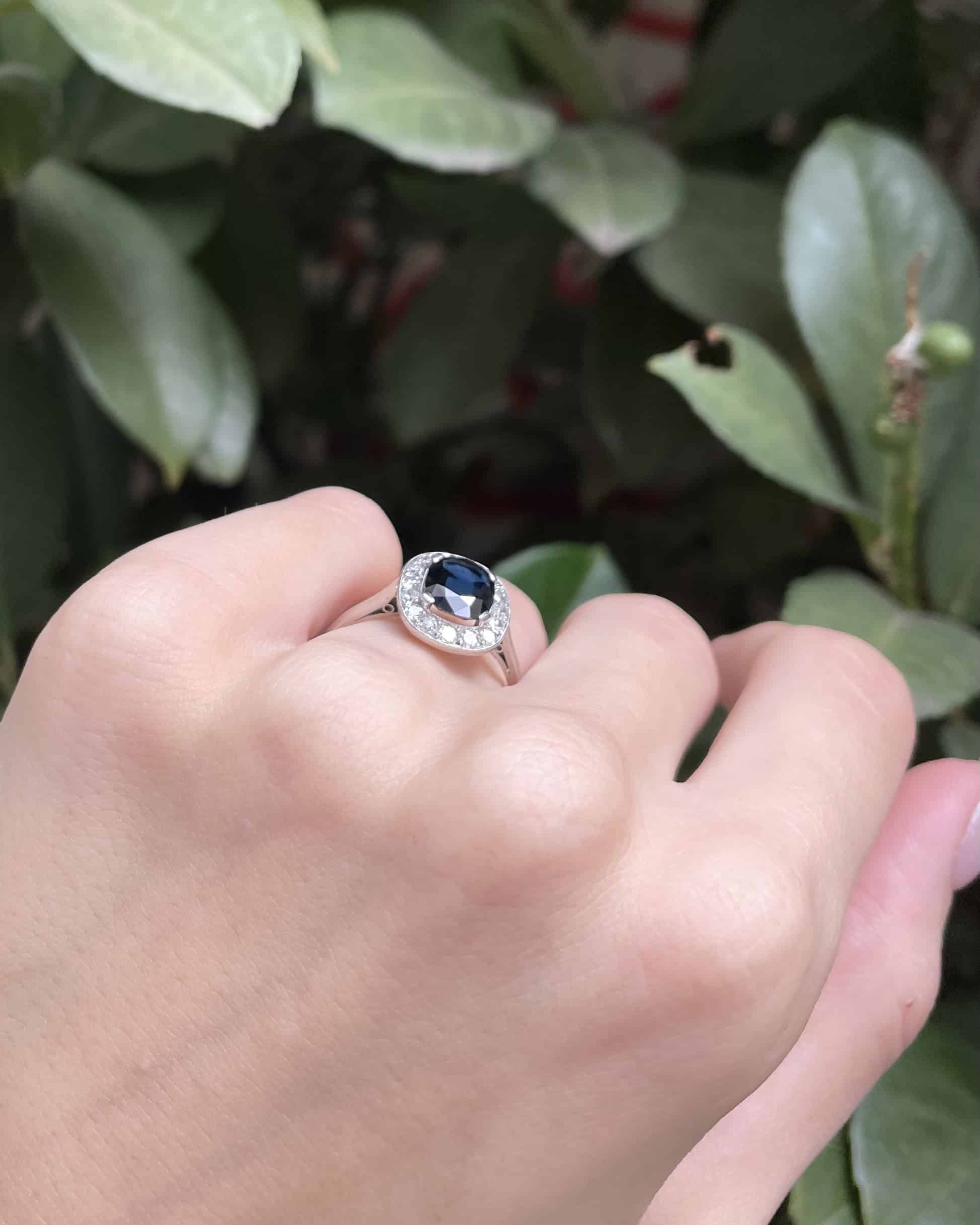 Bague Art-déco Marguerite Saphir 1.50 carat & Diamants "Victoria"