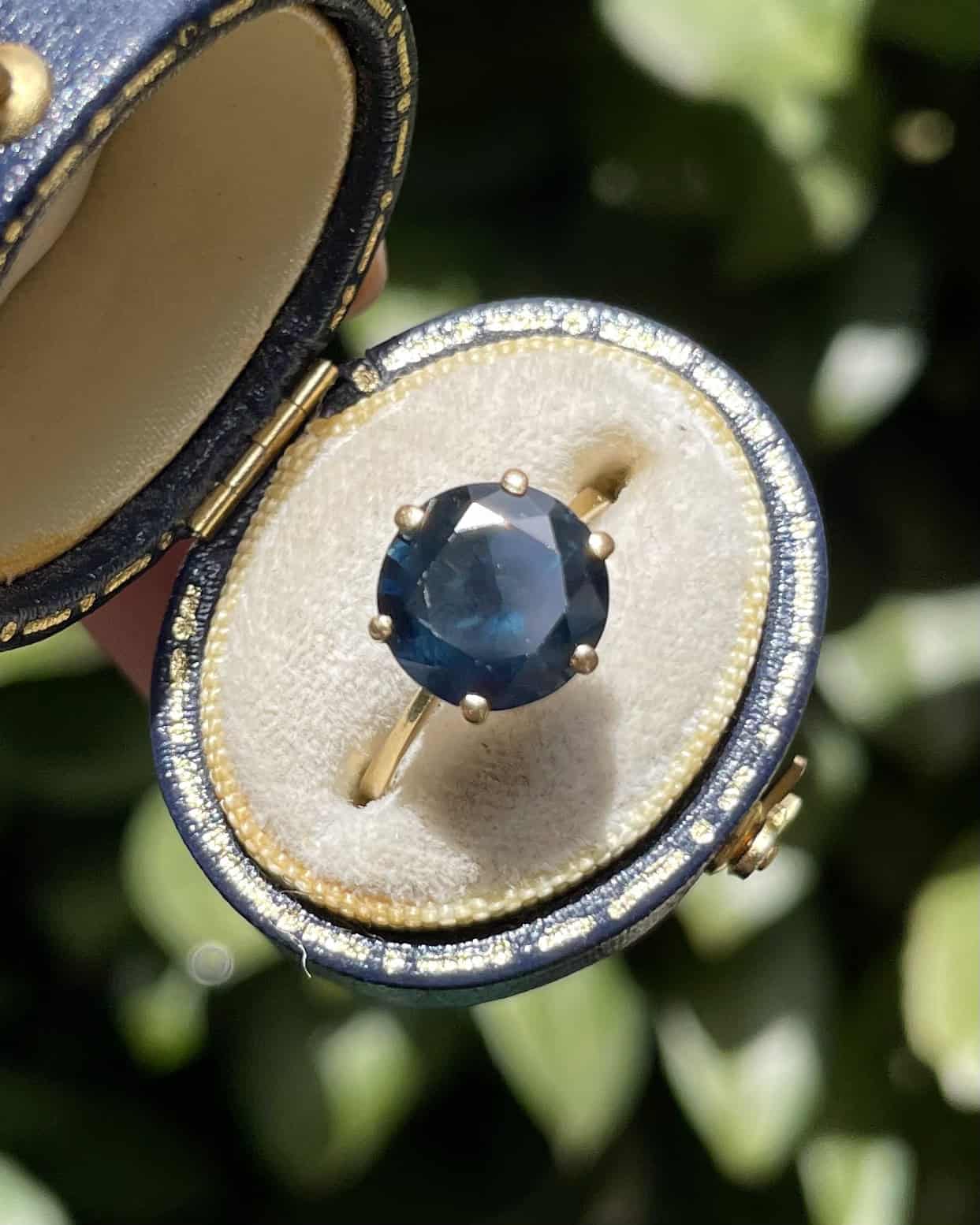 Anillo solitario de zafiro de 5,60 quilates "Pamela"