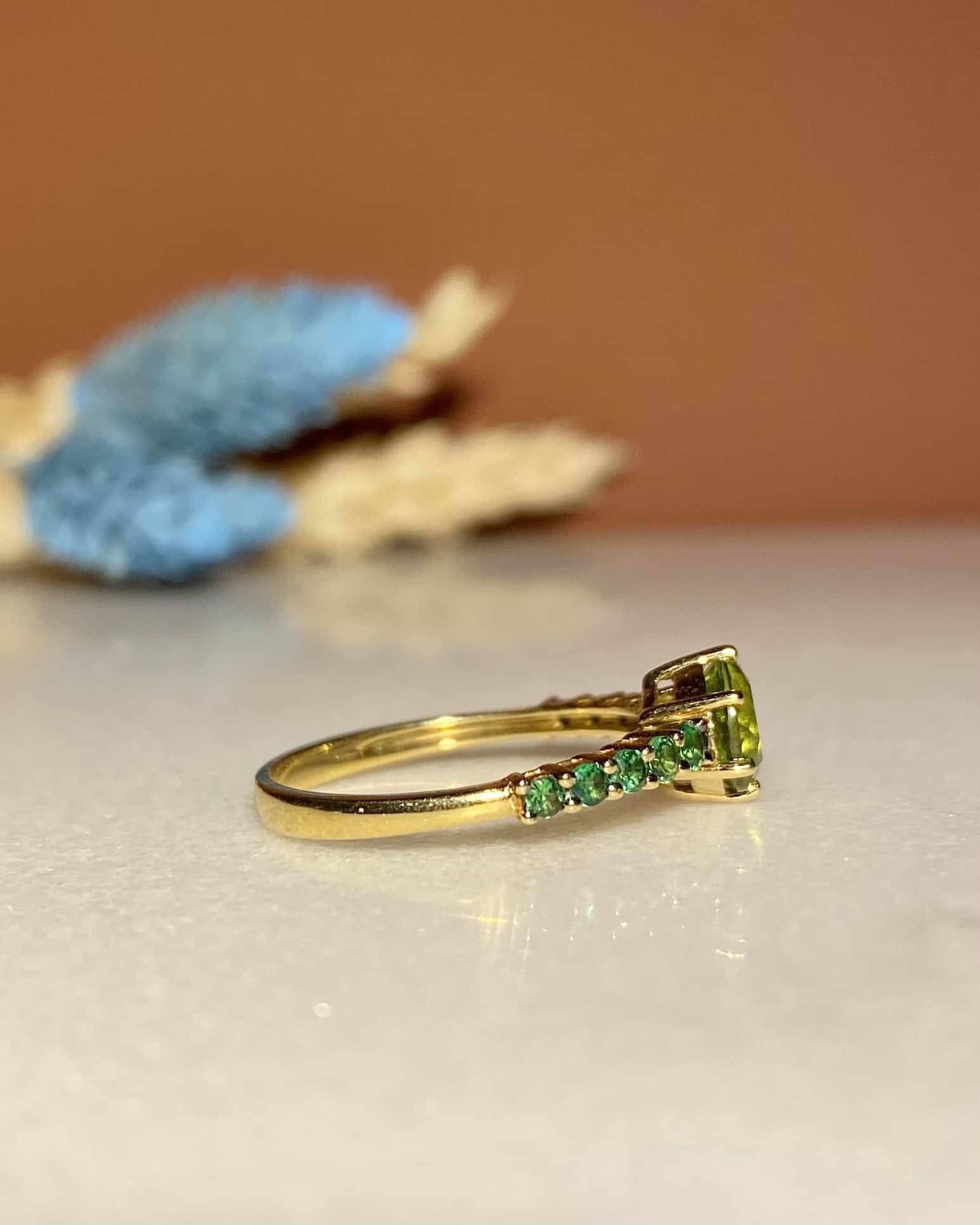 Anillo solitario de peridoto y granate de 0,70 quilates "Estelle"