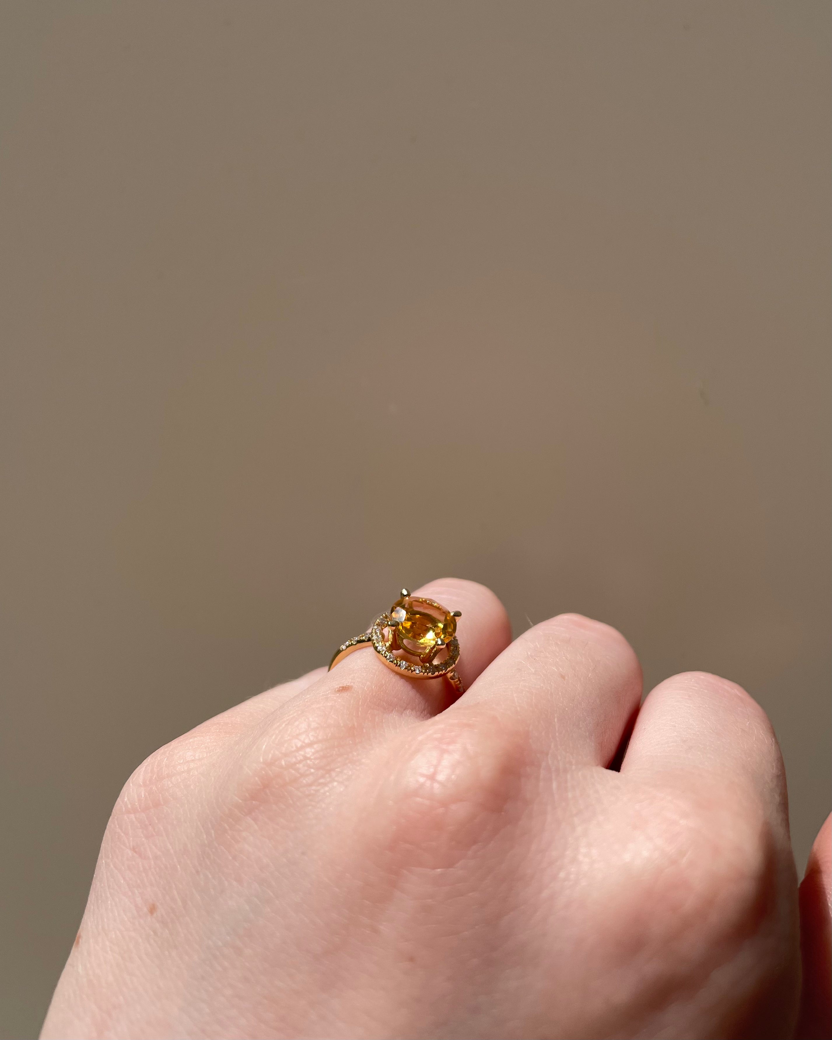 Anillo solitario citrino 1.37 quilates y 26 diamantes Mauboussin