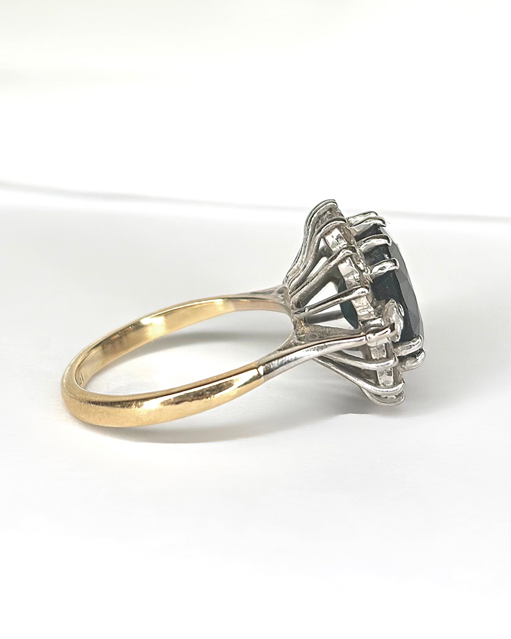 Bague Marguerite Saphir 4.10 carats & Diamants 0.70 carat "Sonia" - Elliade Paris