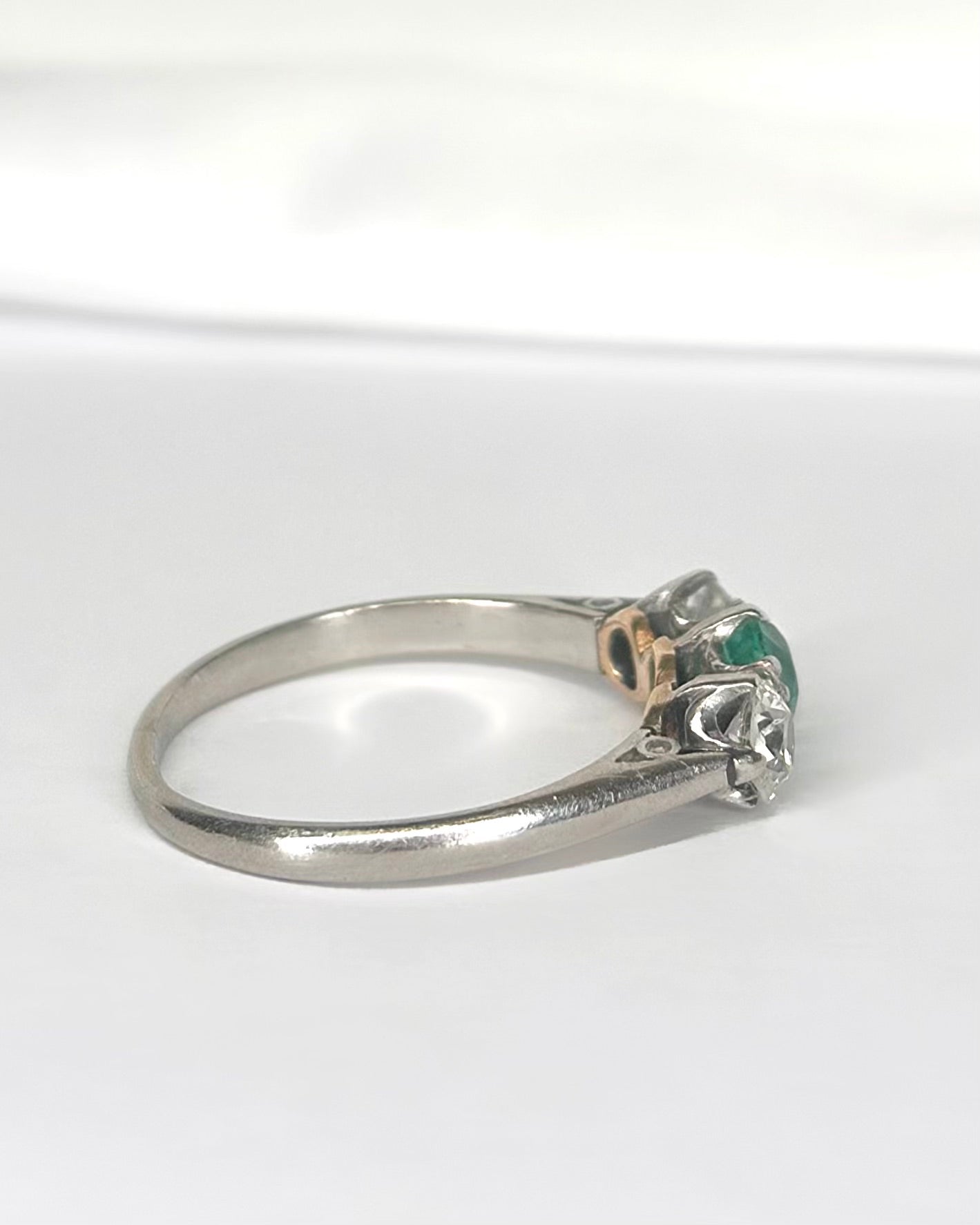Bague Trilogie Émeraude 0.40 carat & Diamants 0.40 carat "Maeva" - Elliade Paris