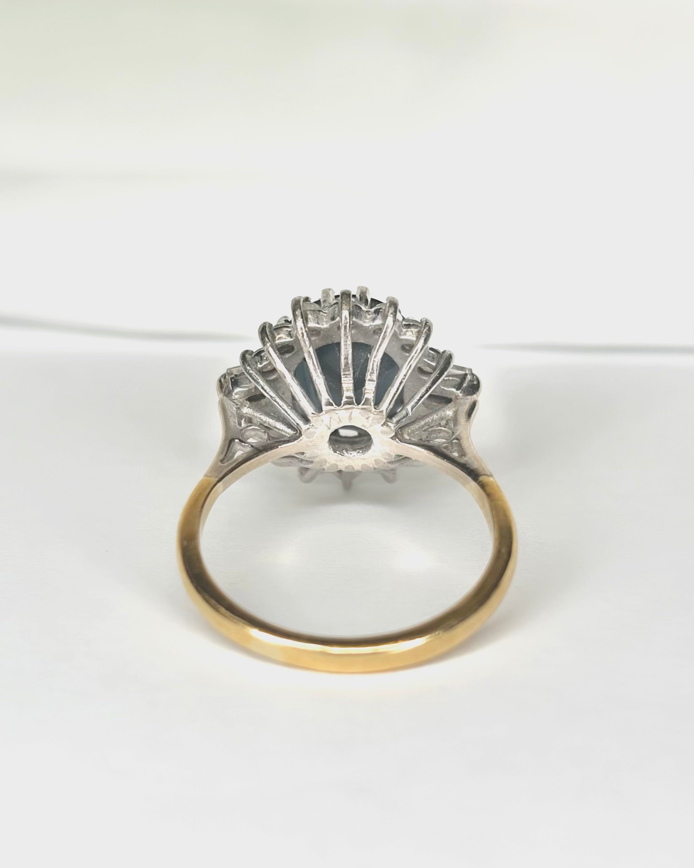 Bague Marguerite Saphir 4.10 carats & Diamants 0.70 carat "Sonia" - Elliade Paris