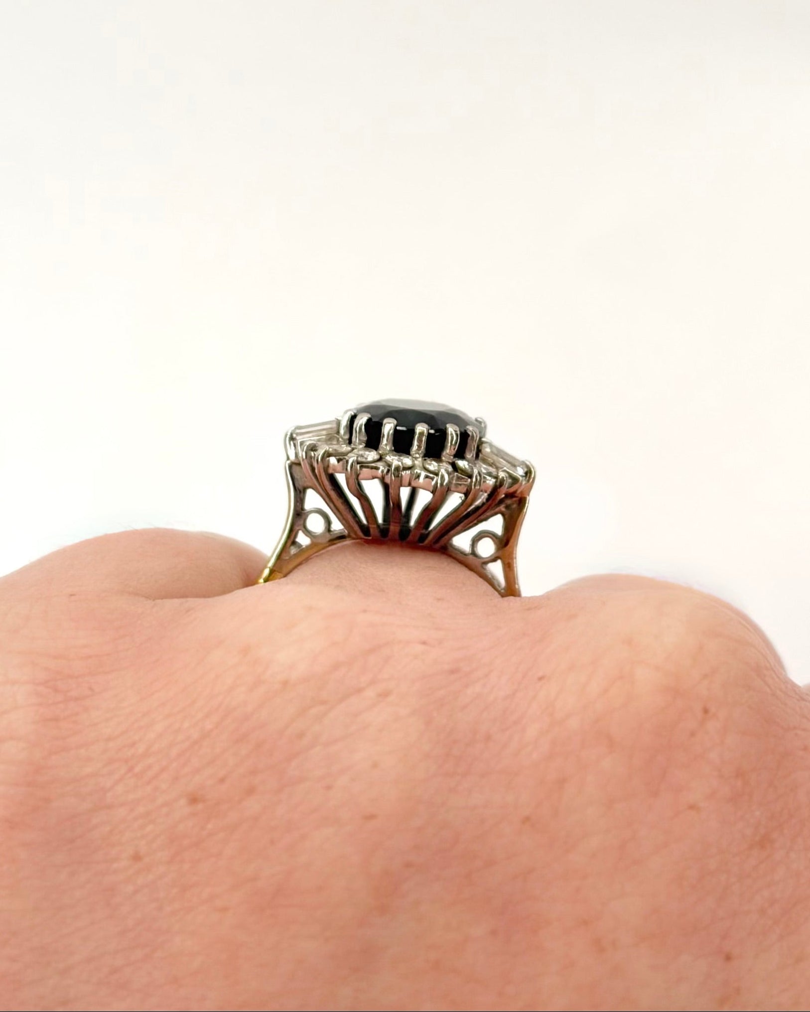 Bague Marguerite Saphir 4.10 carats & Diamants 0.70 carat "Sonia" - Elliade Paris