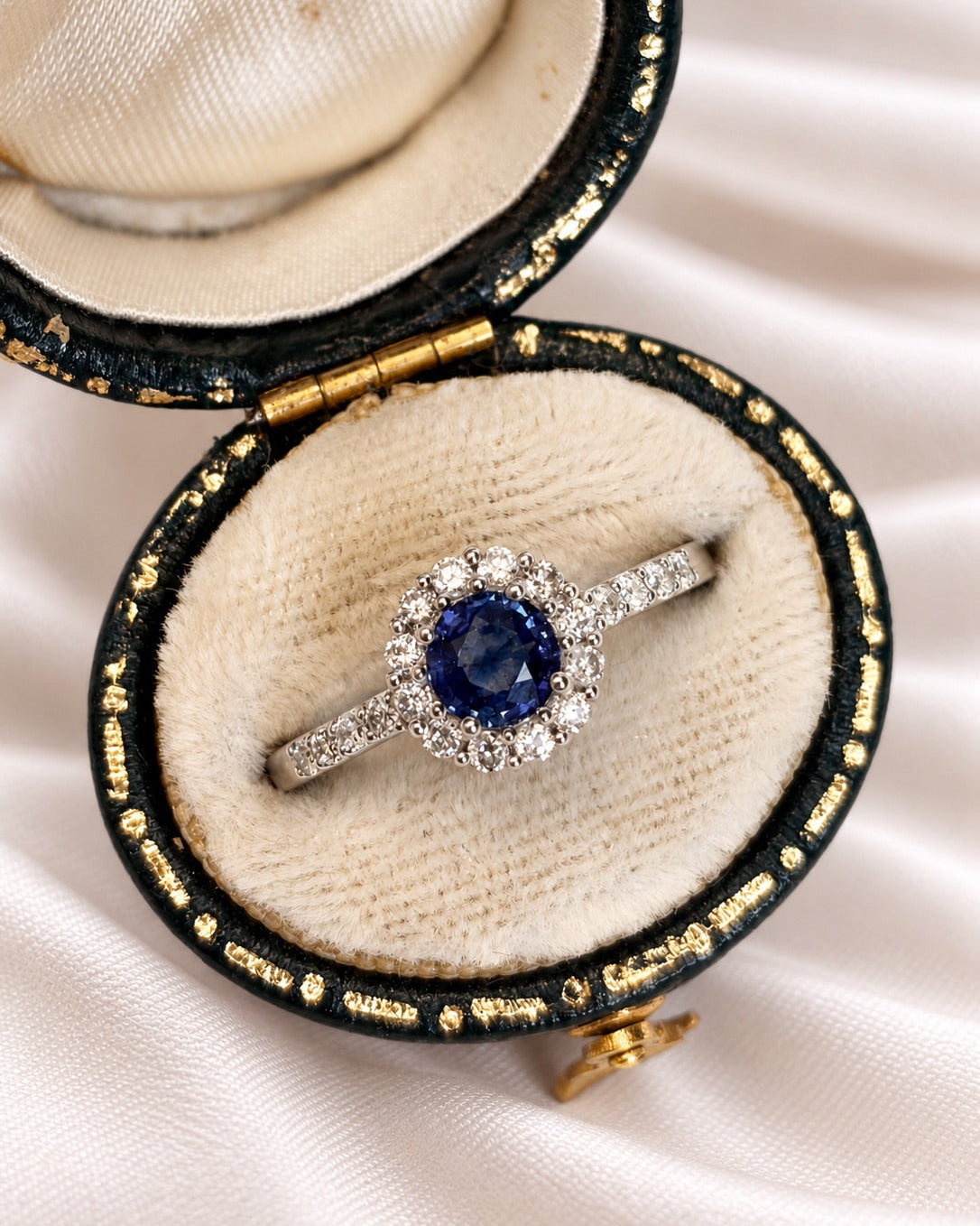 Anillo Margarita Zafiro 0.54 quilates y Diamantes 0.35 quilates "Amélia"