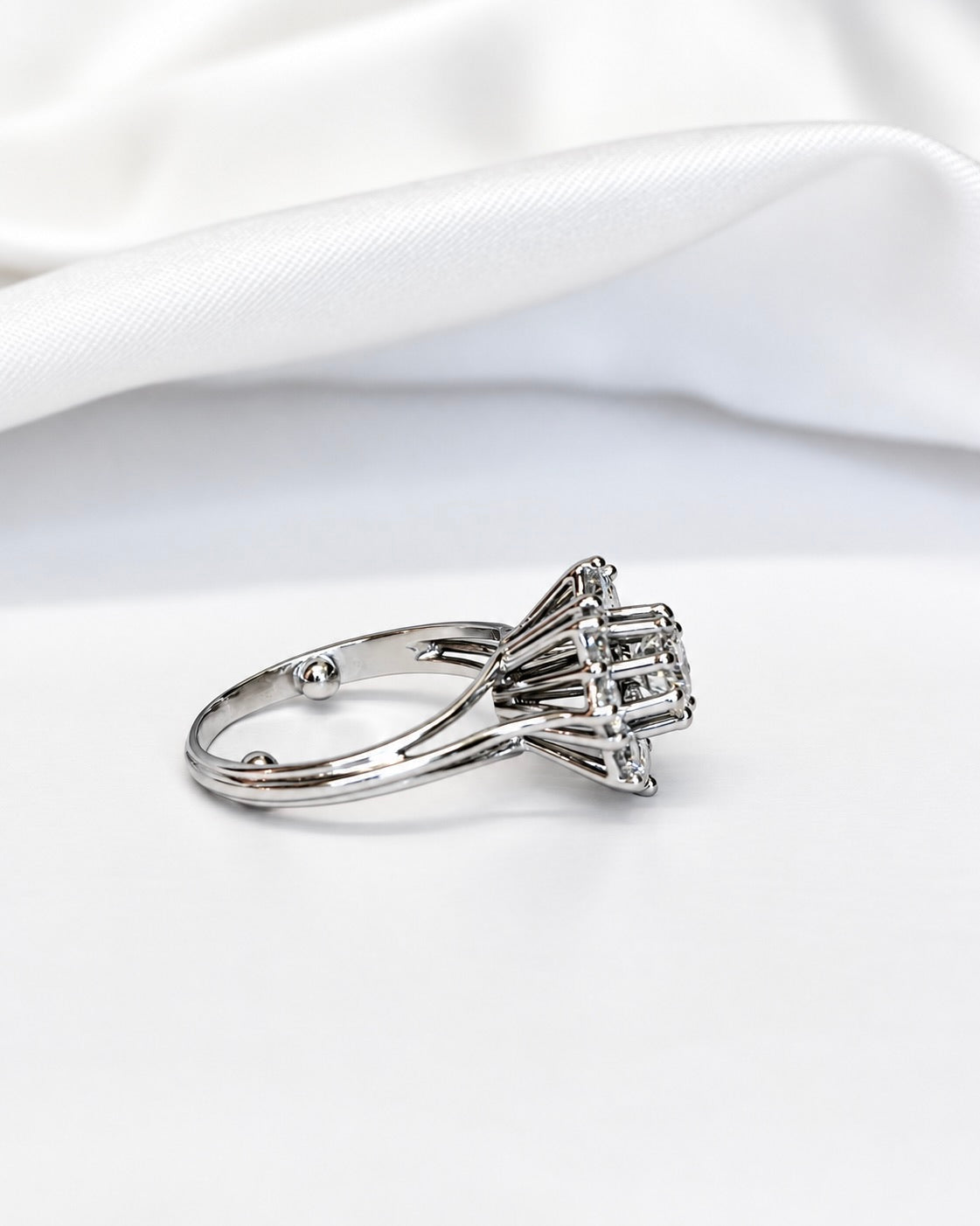 “Luna” 1.39-carat 4.4g diamond daisy ring
