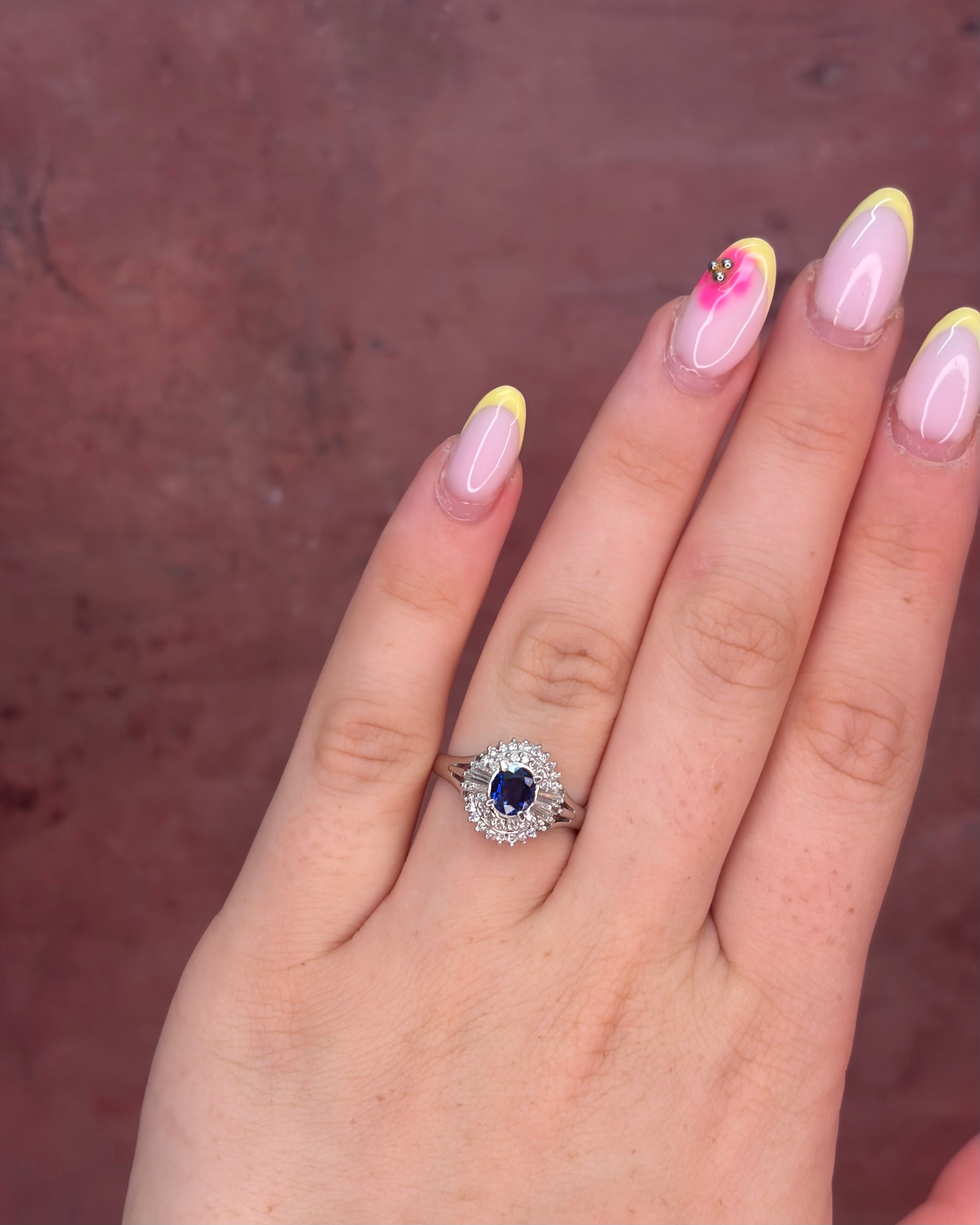 0.60-carat sapphire and 0.30-carat diamond Marguerite ring, 4.04 g "Lana"