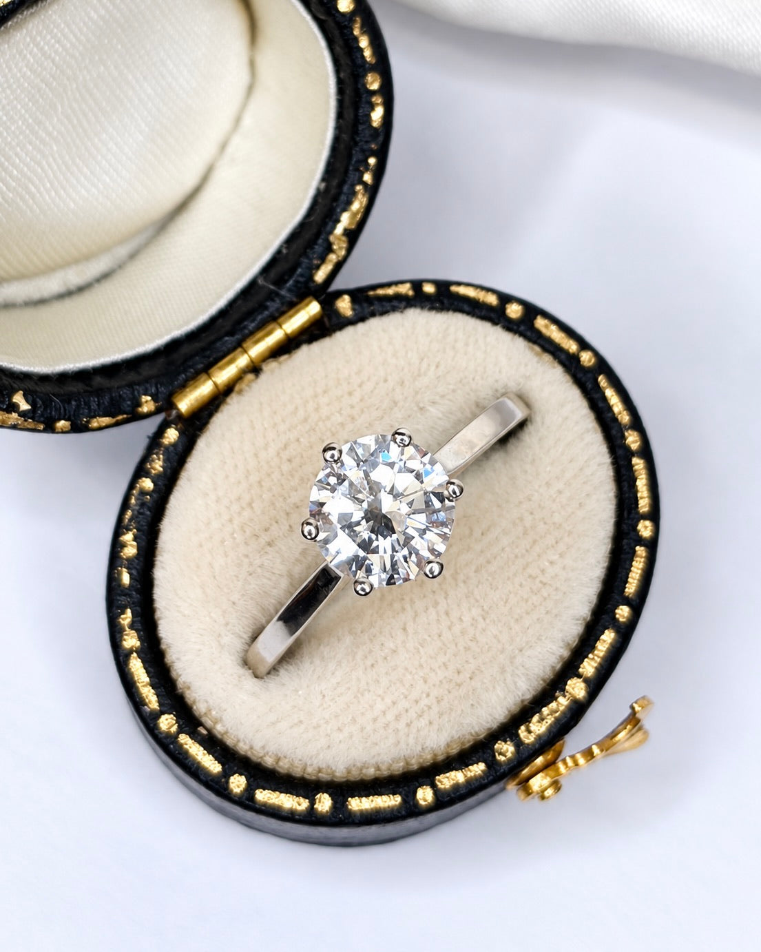 1.56-carat estimated F/VVS diamond solitaire ring "Sandra"