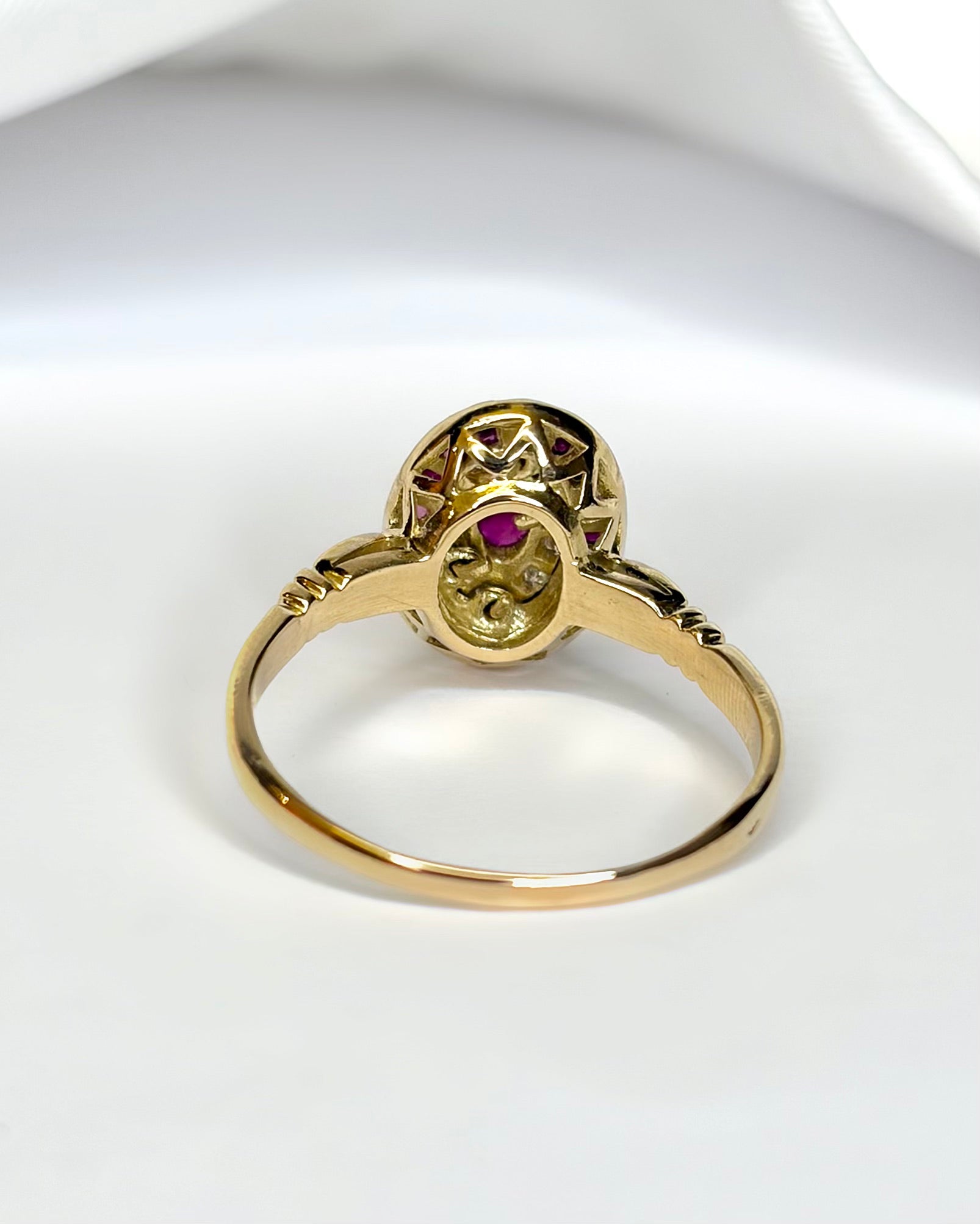 Anillo estilo Art Déco con rubí de 0,68 quilates y diamantes "Roxane"