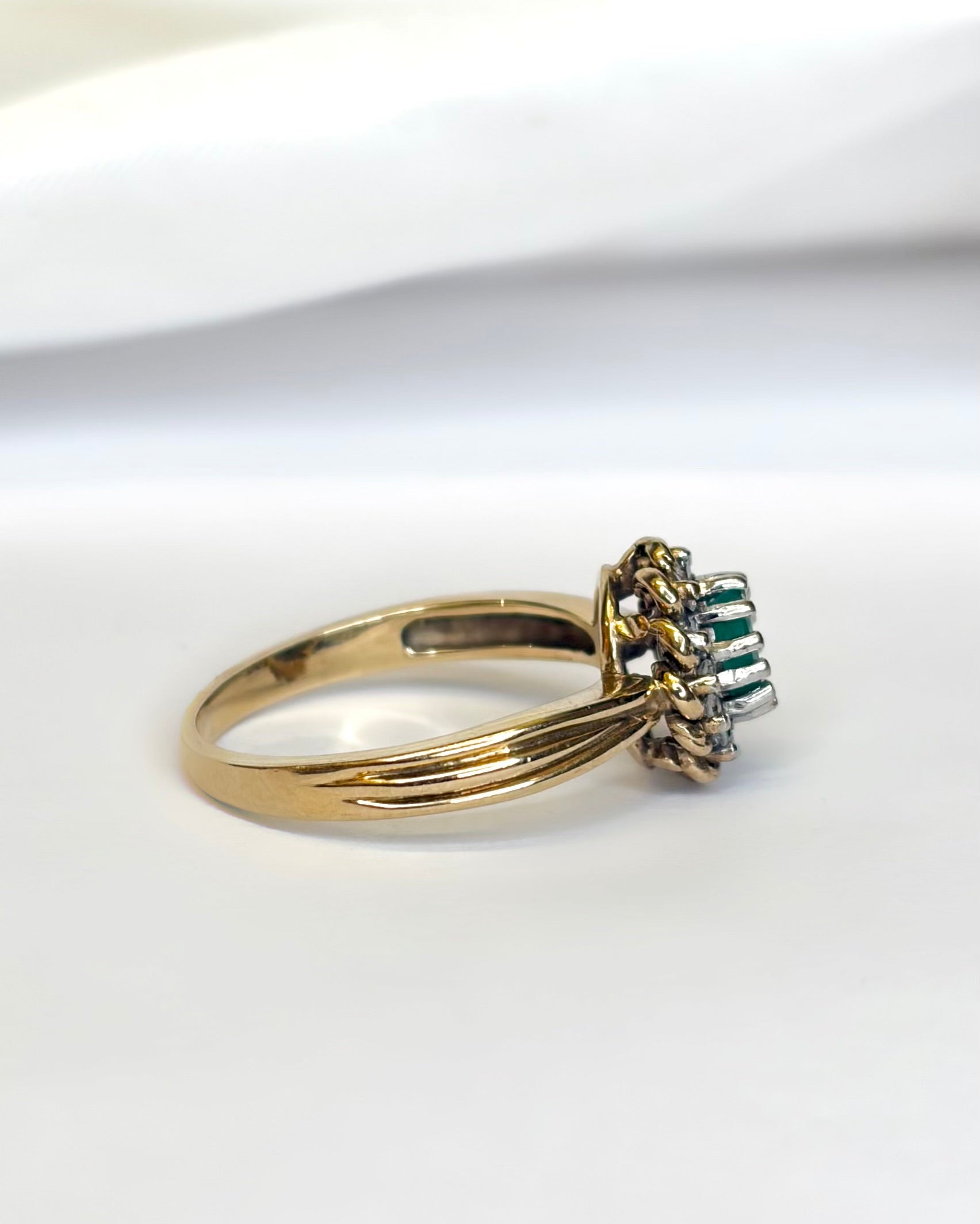 Anillo Margarita Esmeralda 0.24 quilates y Diamantes 0.12 quilates "Martina"