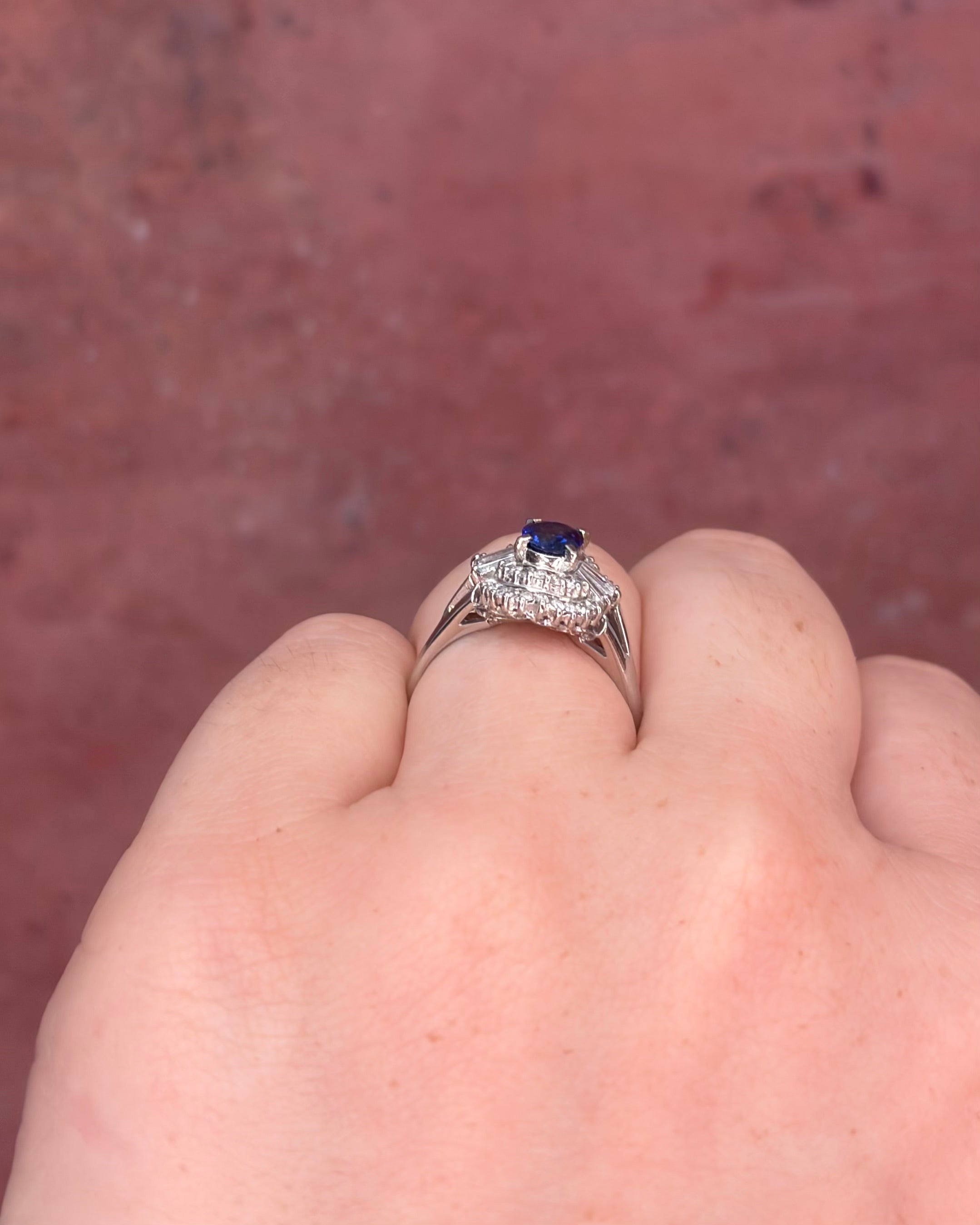 0.60-carat sapphire and 0.30-carat diamond Marguerite ring, 4.04 g "Lana"