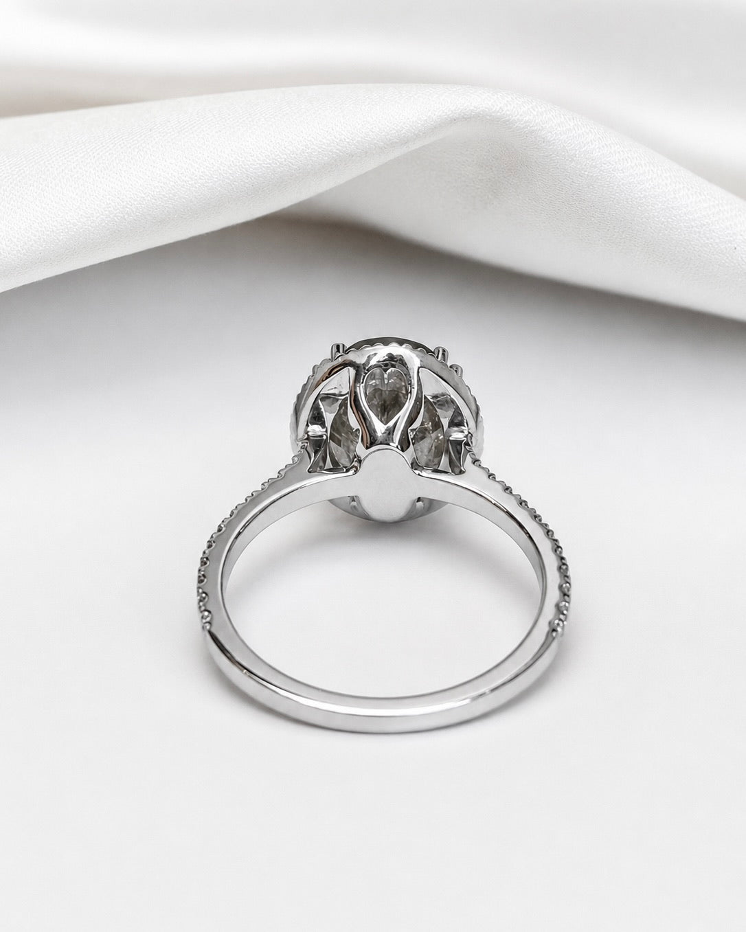 4.38-carat Green Sapphire & 0.48-carat Diamonds Solitaire Ring, 4.36 g "Lysia"